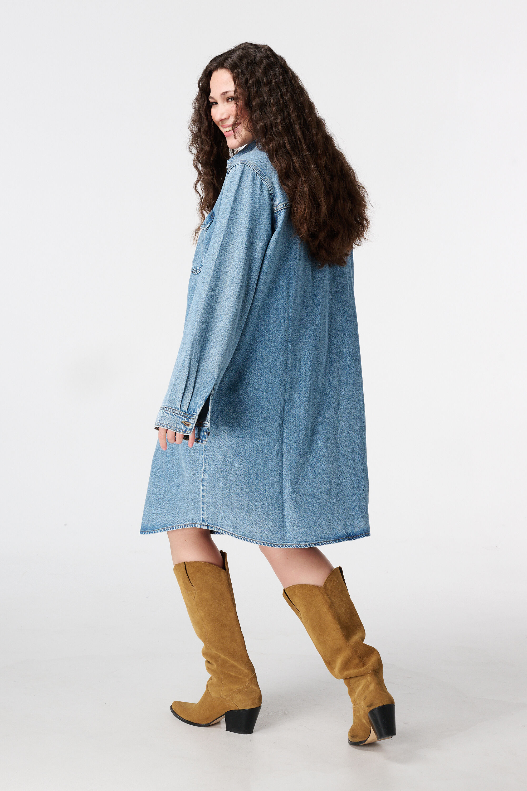 Robe en denim avec fermeture boutonn&eacute;e image number 3