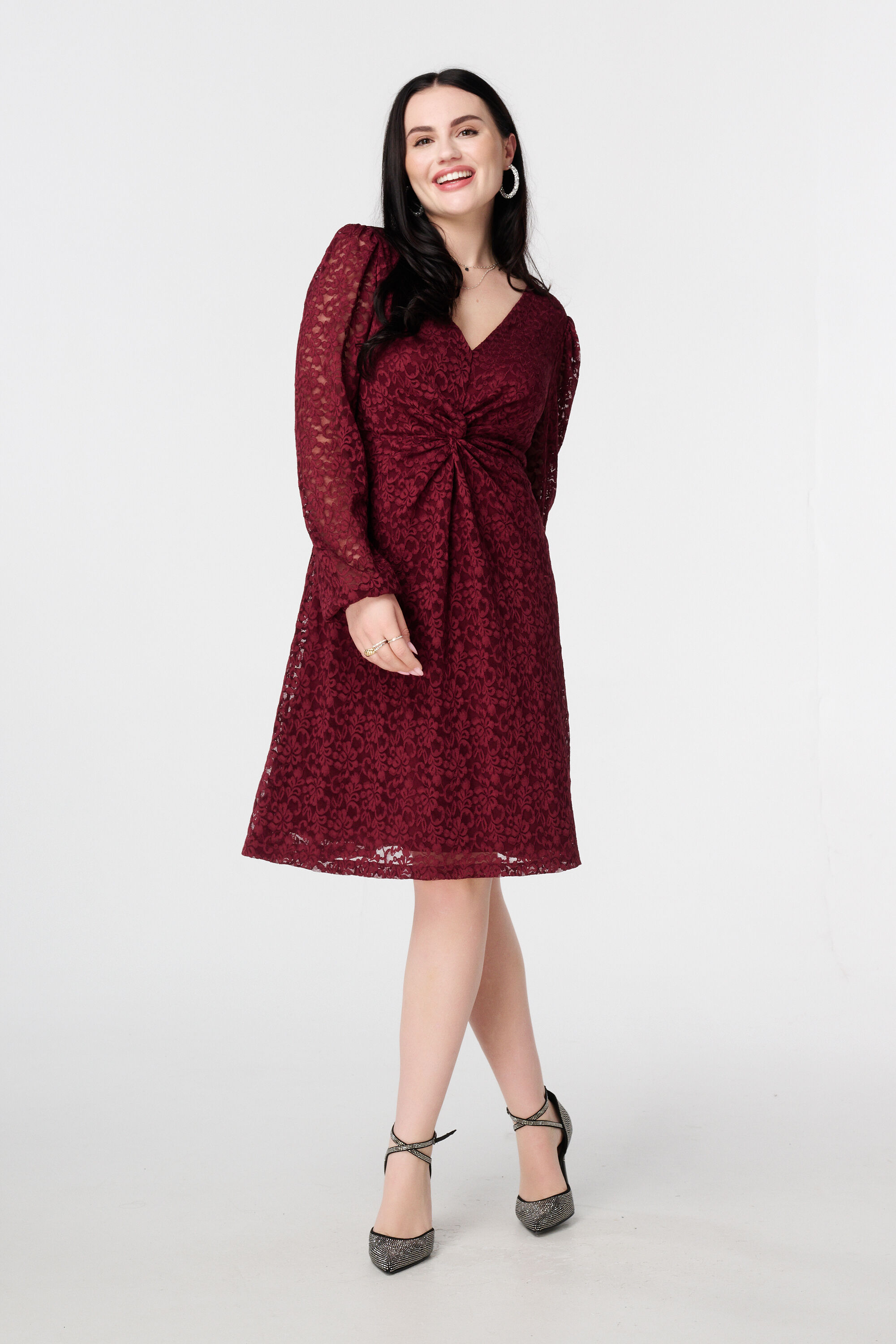 Robe en dentelle avec d&eacute;tail boutonn&eacute;