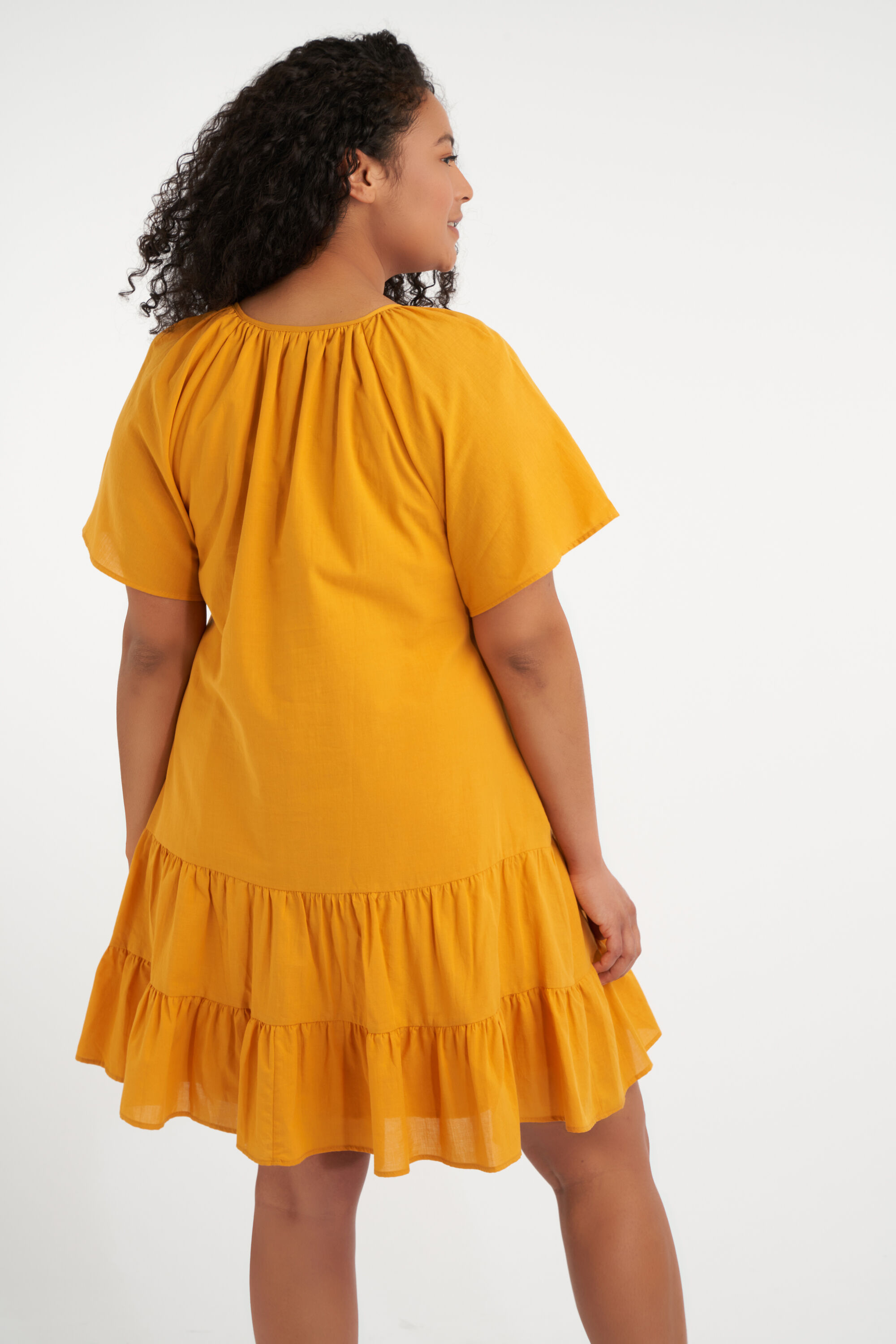 Robe courte et &eacute;vas&eacute;e image number 3