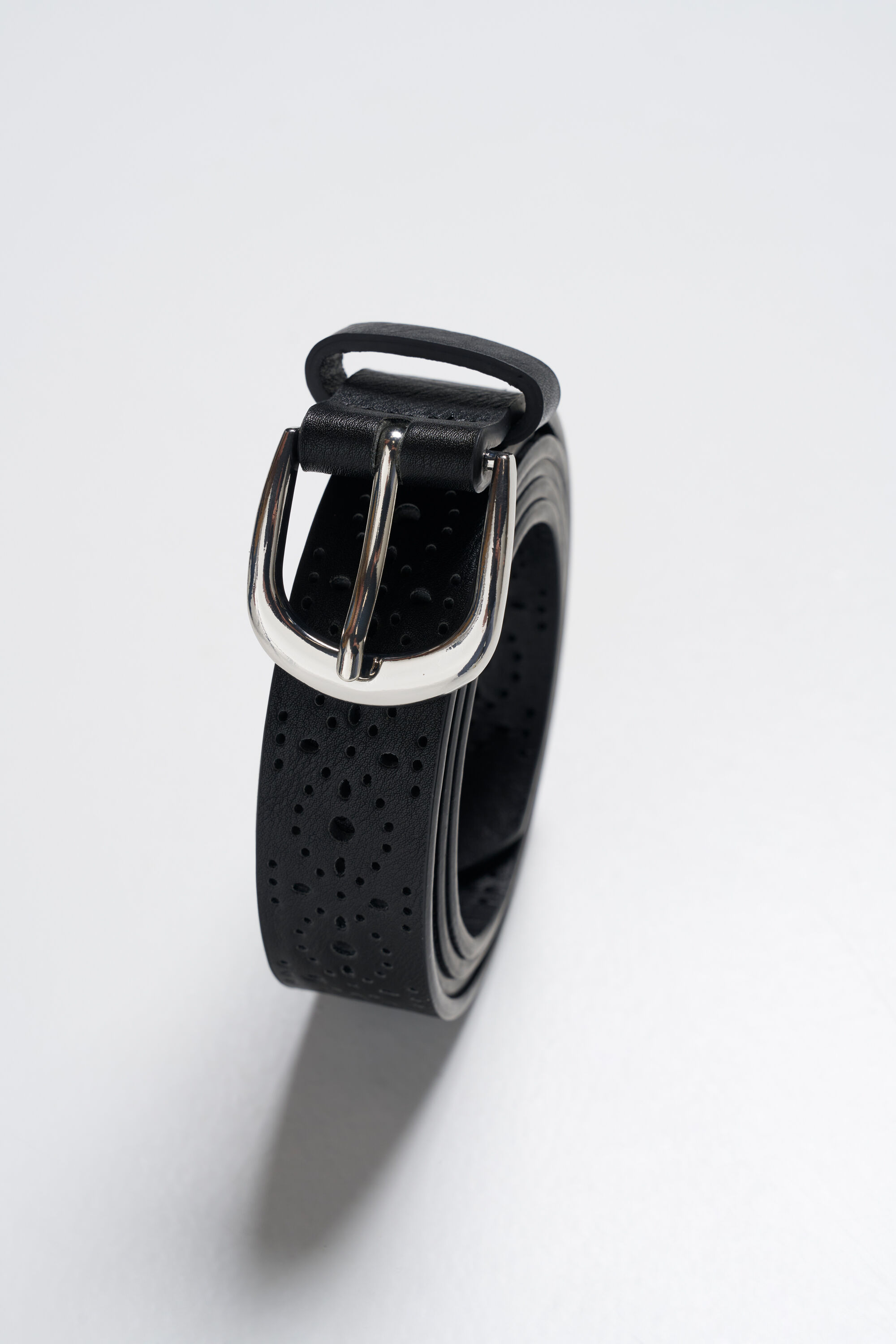 Ceinture avec motifs perfor&eacute;s image number 2