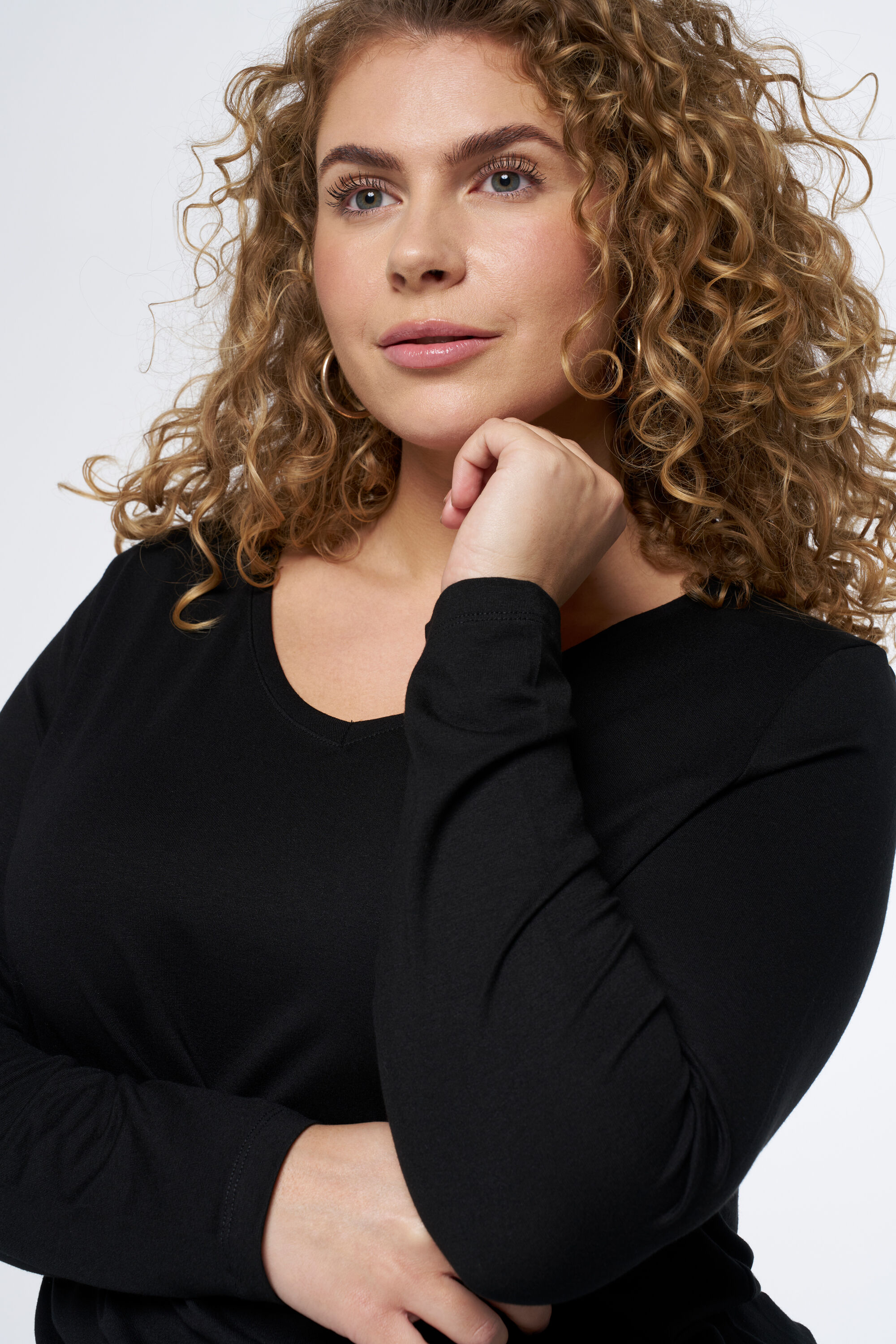 Haut &agrave; manches longues et col en V image number 2