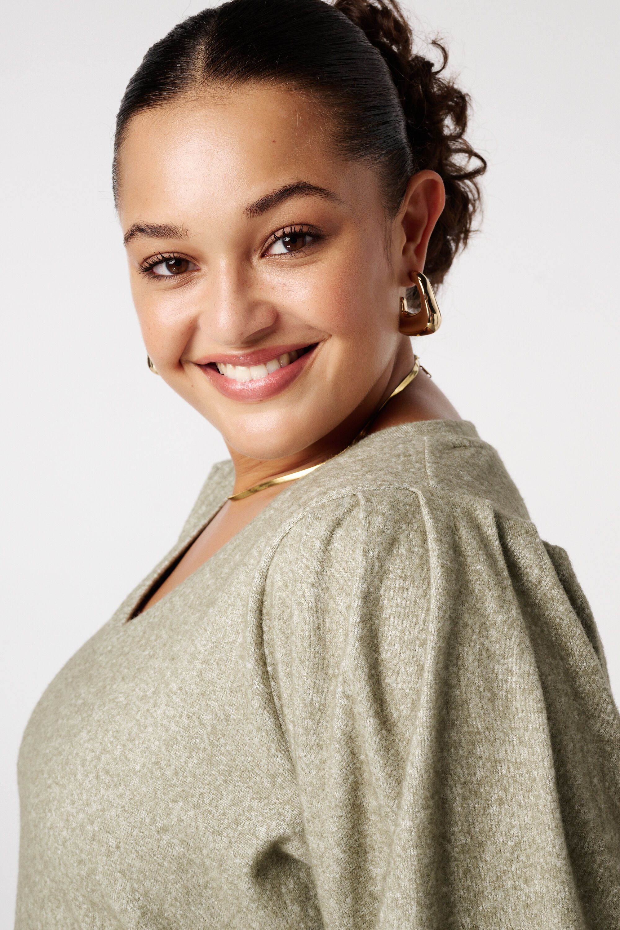 Pull finement tricot&eacute; &agrave; manches bouffantes image number 4