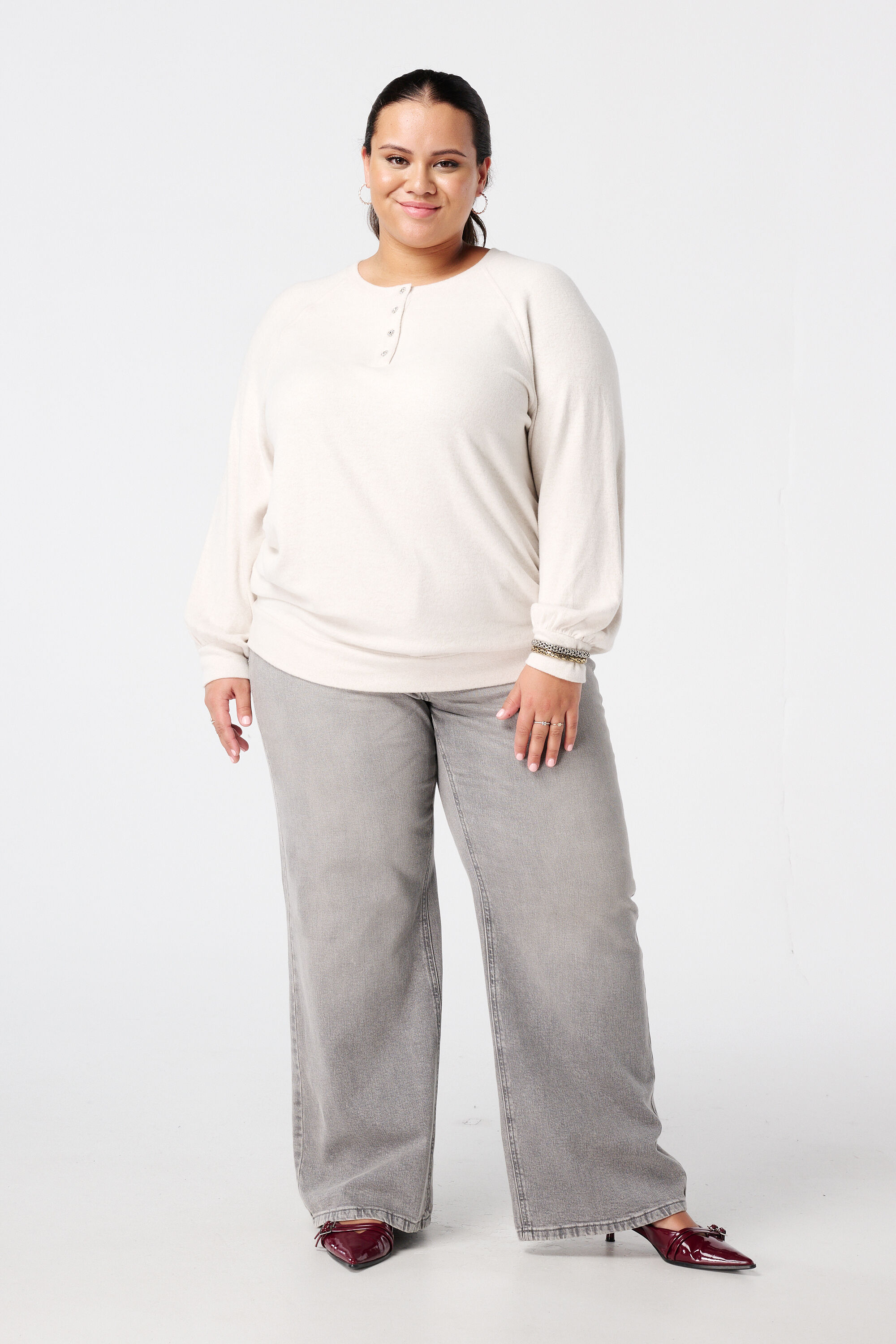 Pull en velours avec boutons strass image number 5