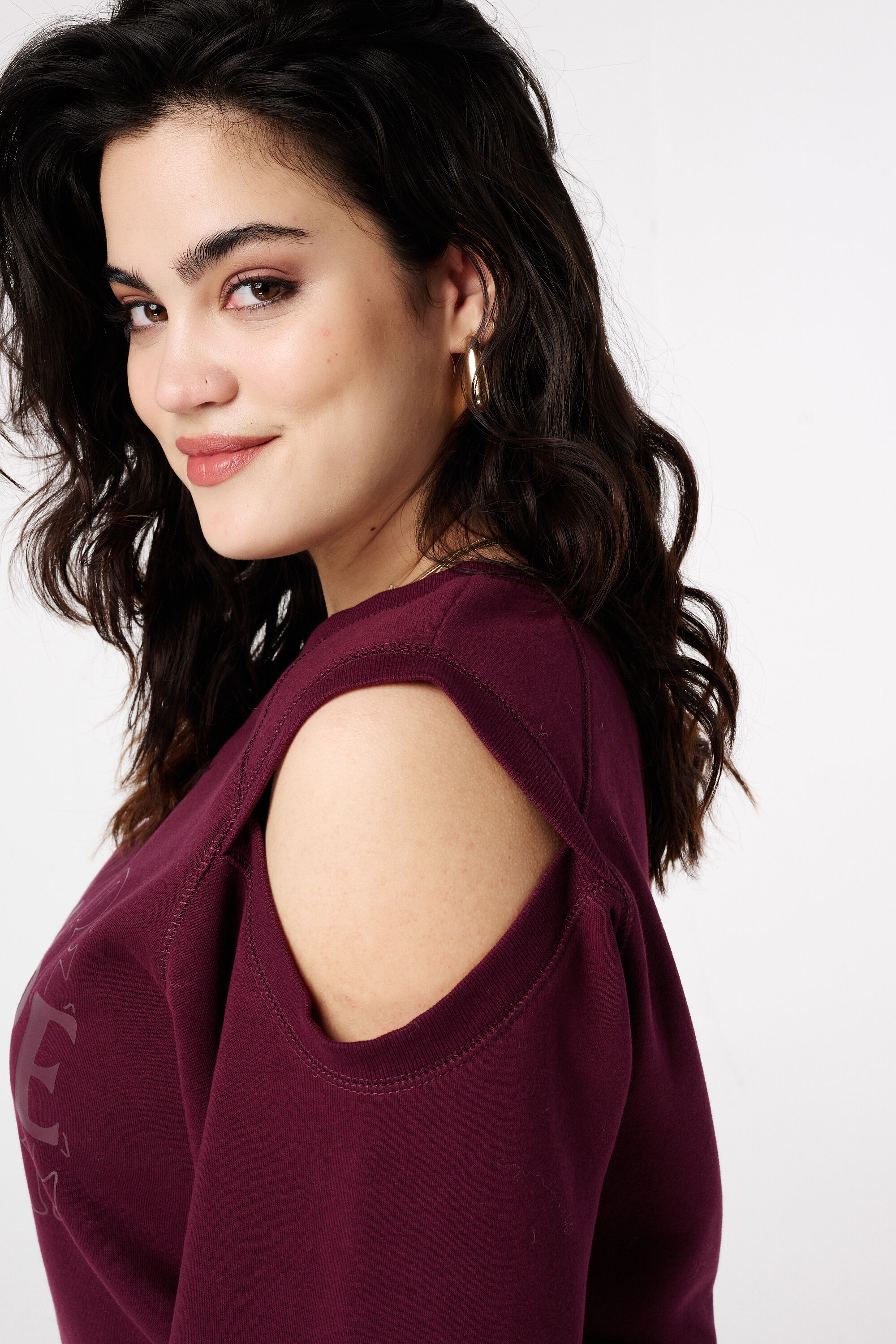 Pull avec &eacute;paule d&eacute;coup&eacute;e image number 4