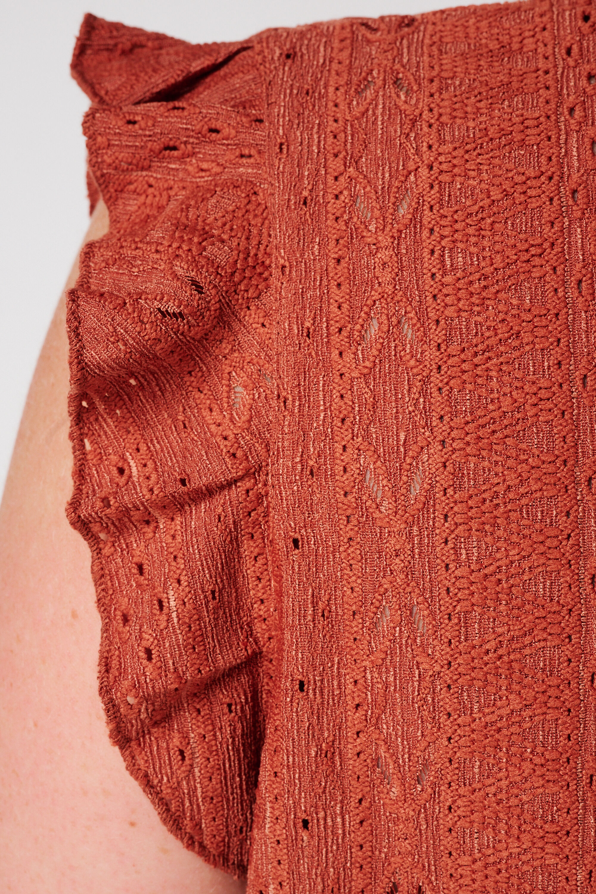 Haut brod&eacute; avec volants image number 6