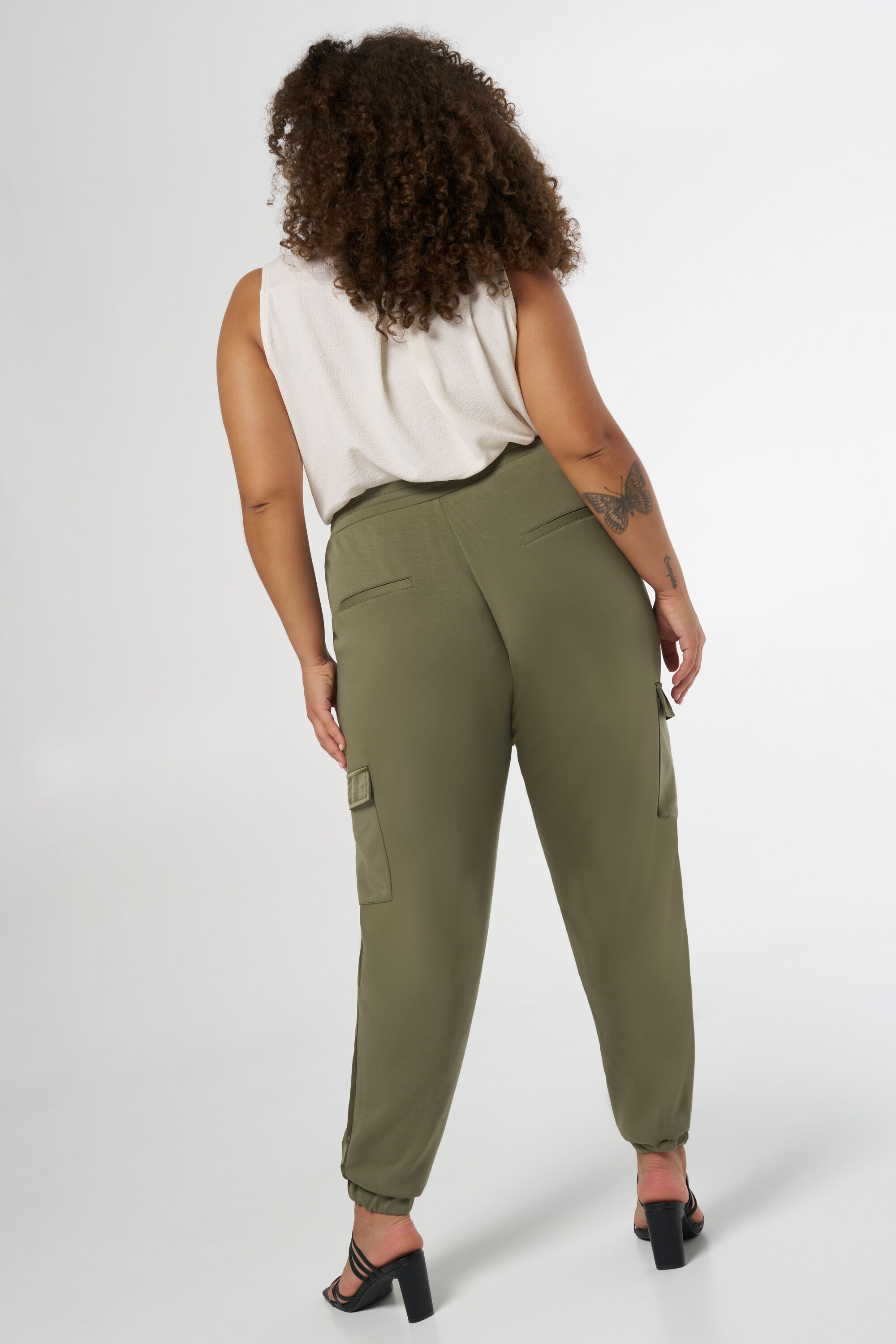 Pantalon cargo en satin image number 1