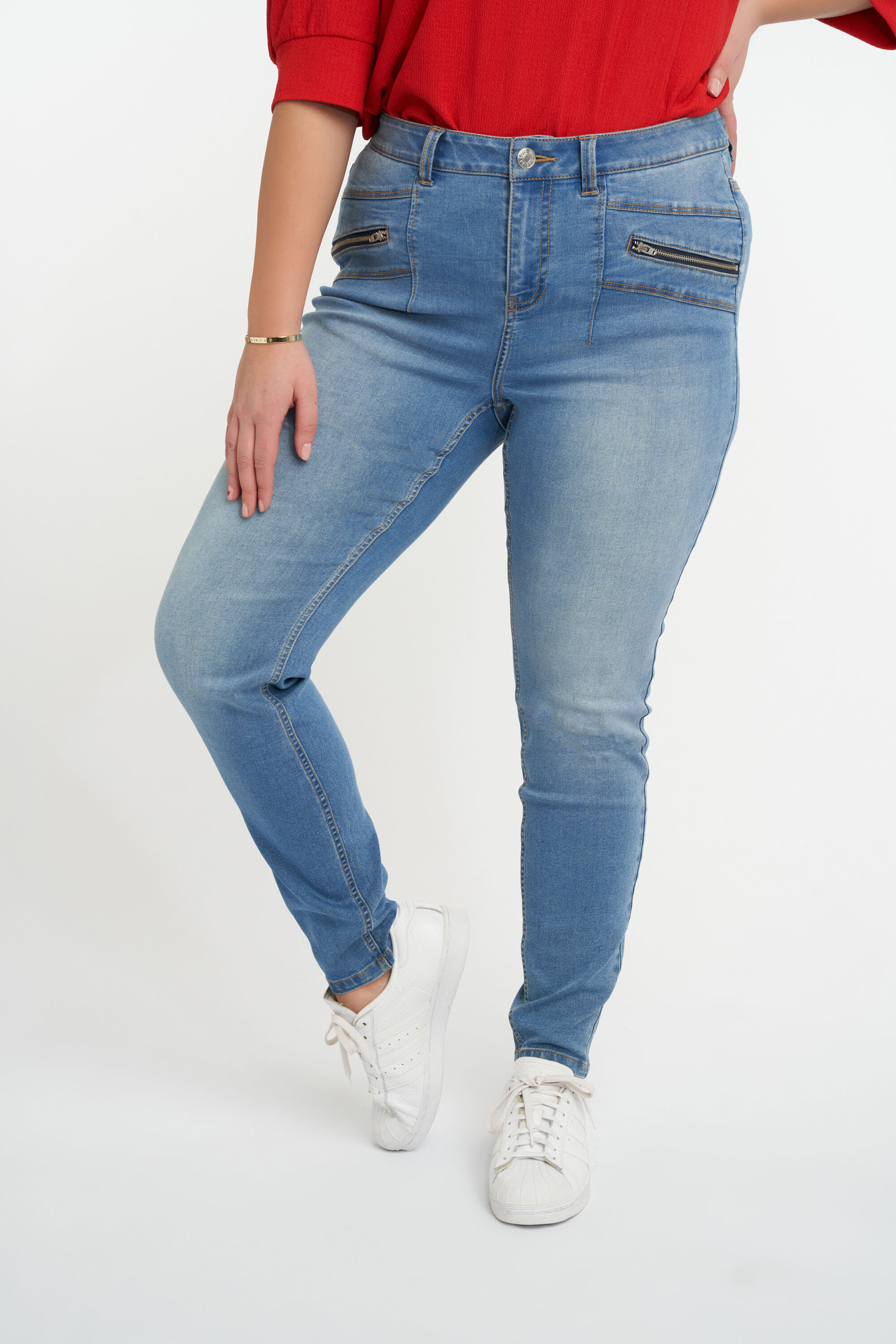 Jean aux fermetures d&eacute;coratives image number 4