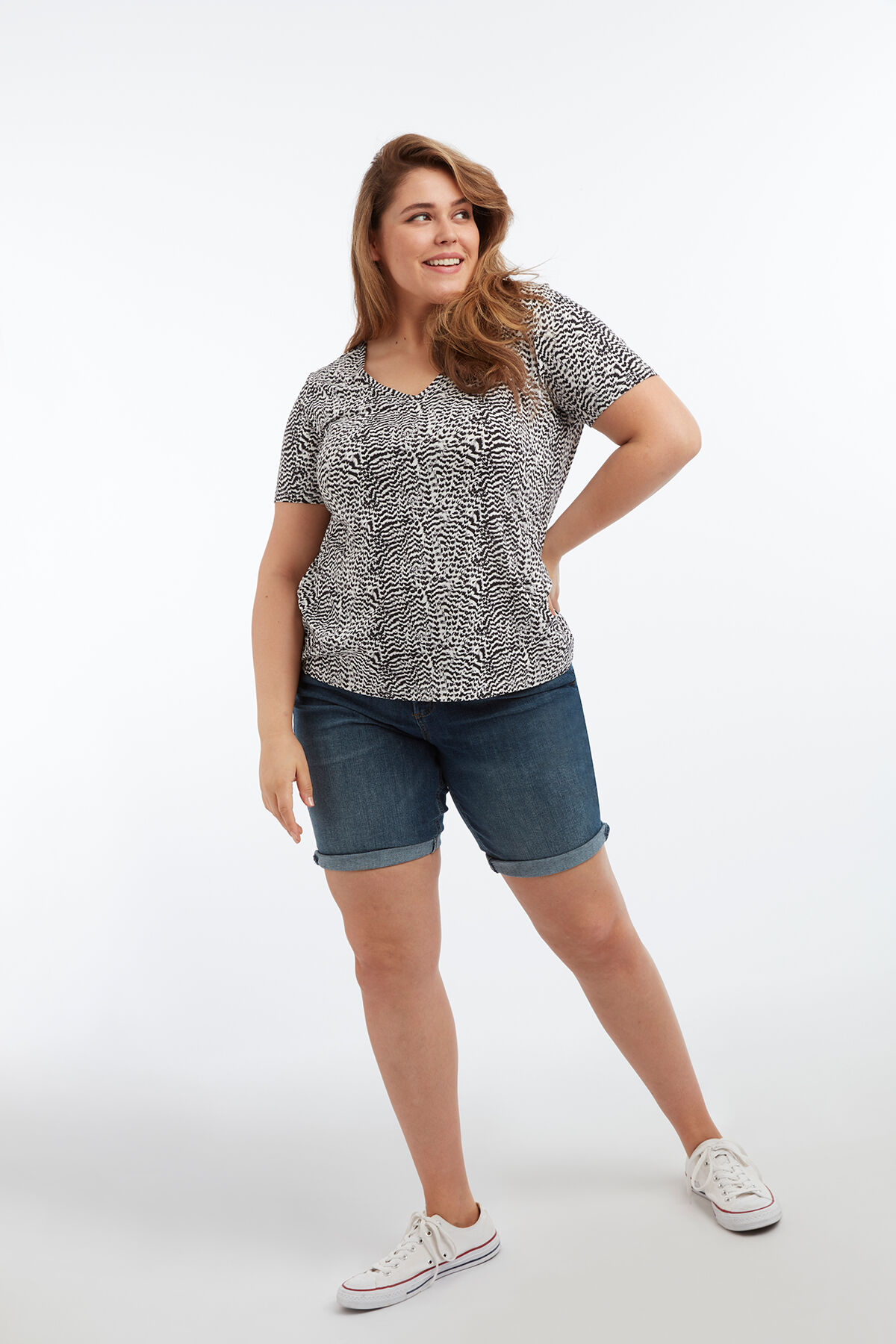 T-shirt col en V avec imprim&eacute; image number 4