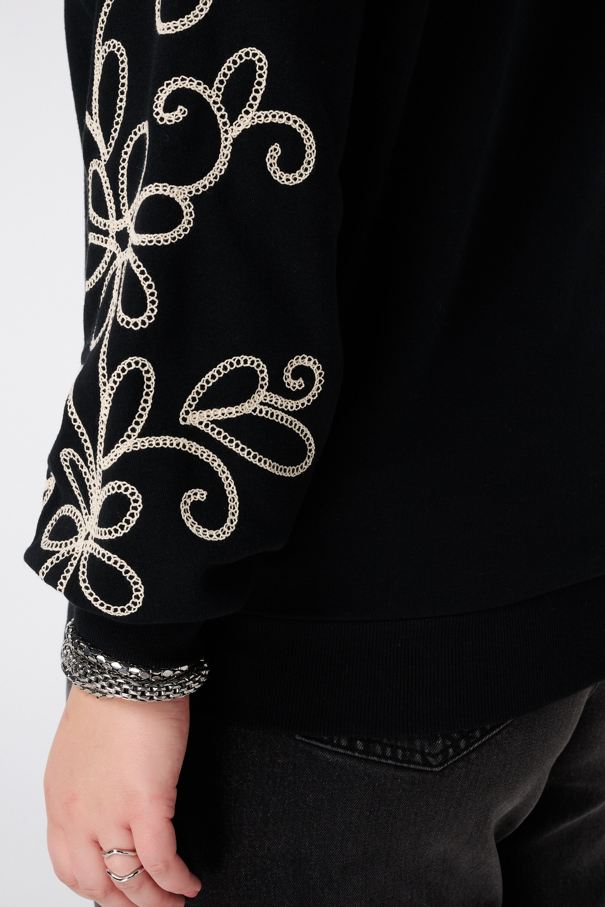 Pull avec d&eacute;tails brod&eacute;s image number 6