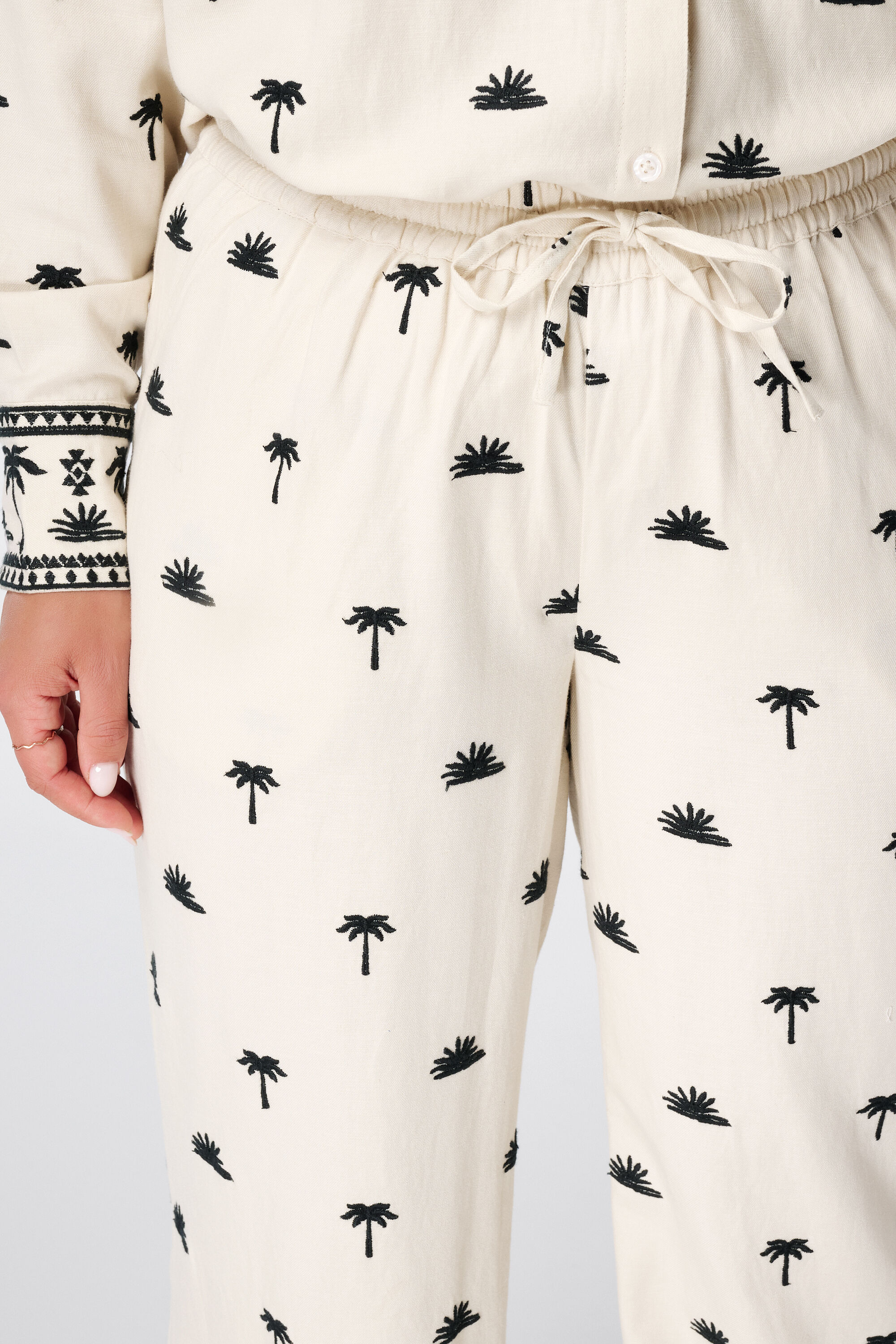 Pantalon avec d&eacute;tails brod&eacute;s image number 4