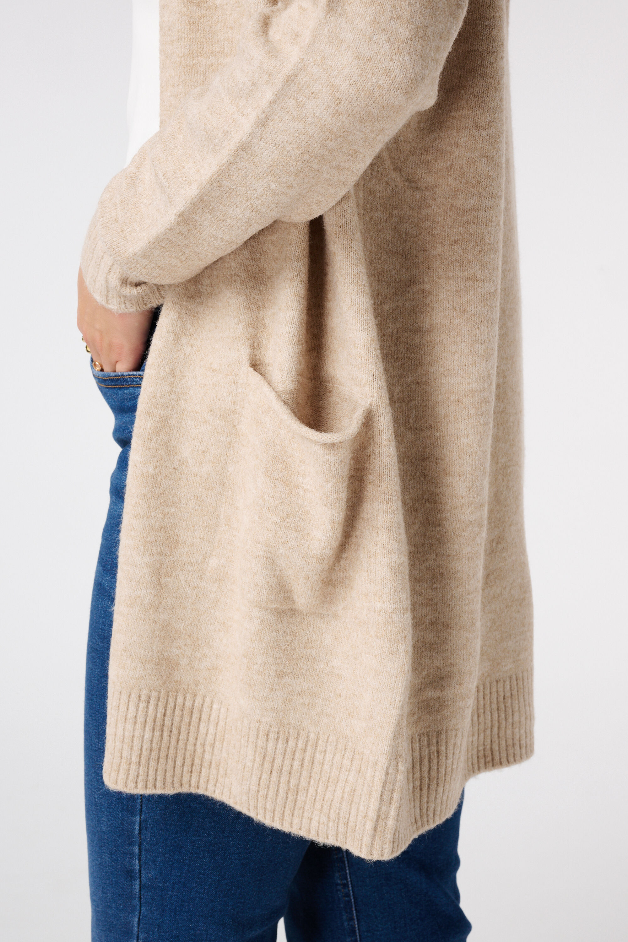 Cardigan mi-long avec poches lat&eacute;rales image number 6