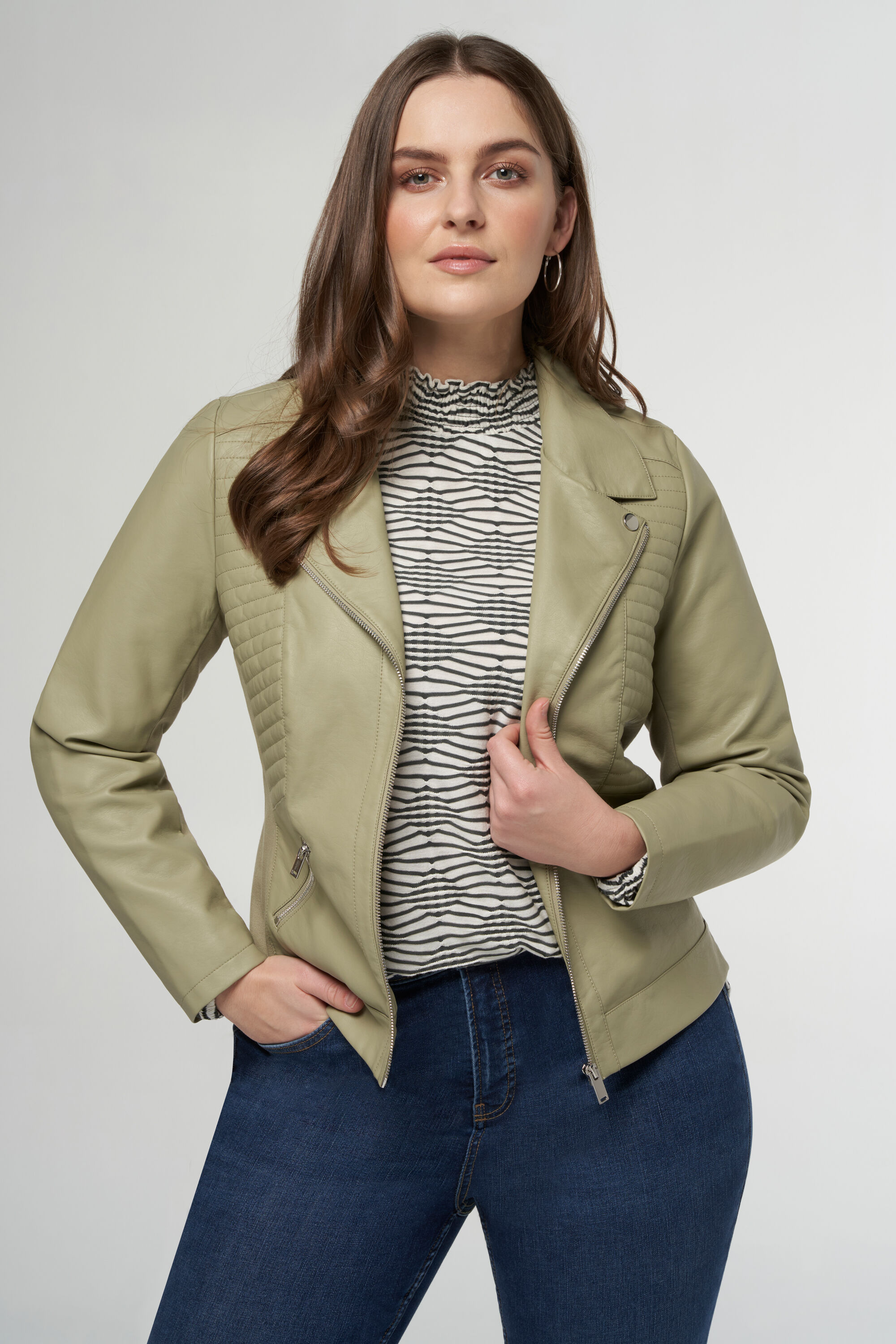 Veste au look en cuir et aux d&eacute;tails argent&eacute;s. image number 5