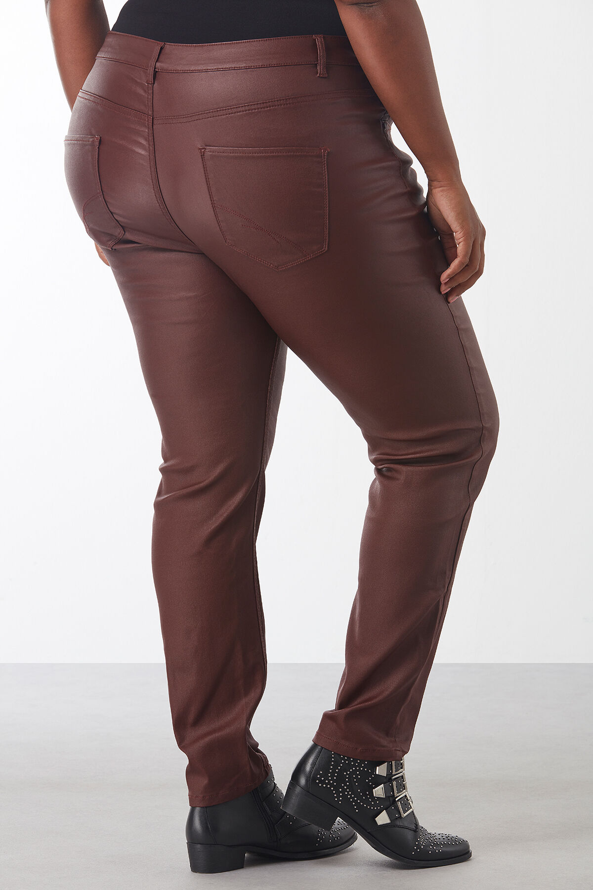 Pantalon slim enduit image number 3