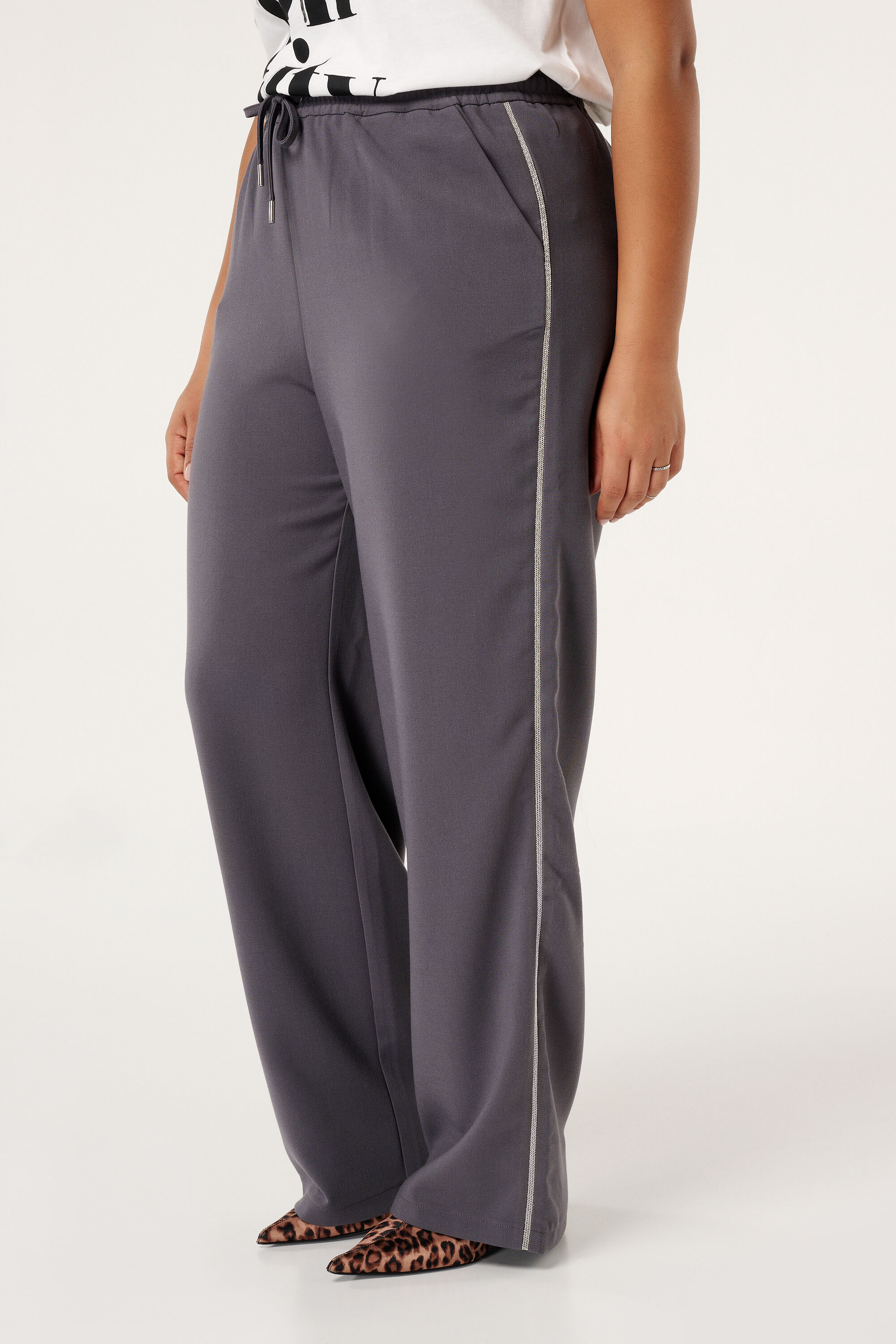 Pantalon &agrave; cordon et d&eacute;tails m&eacute;talliques image number 5