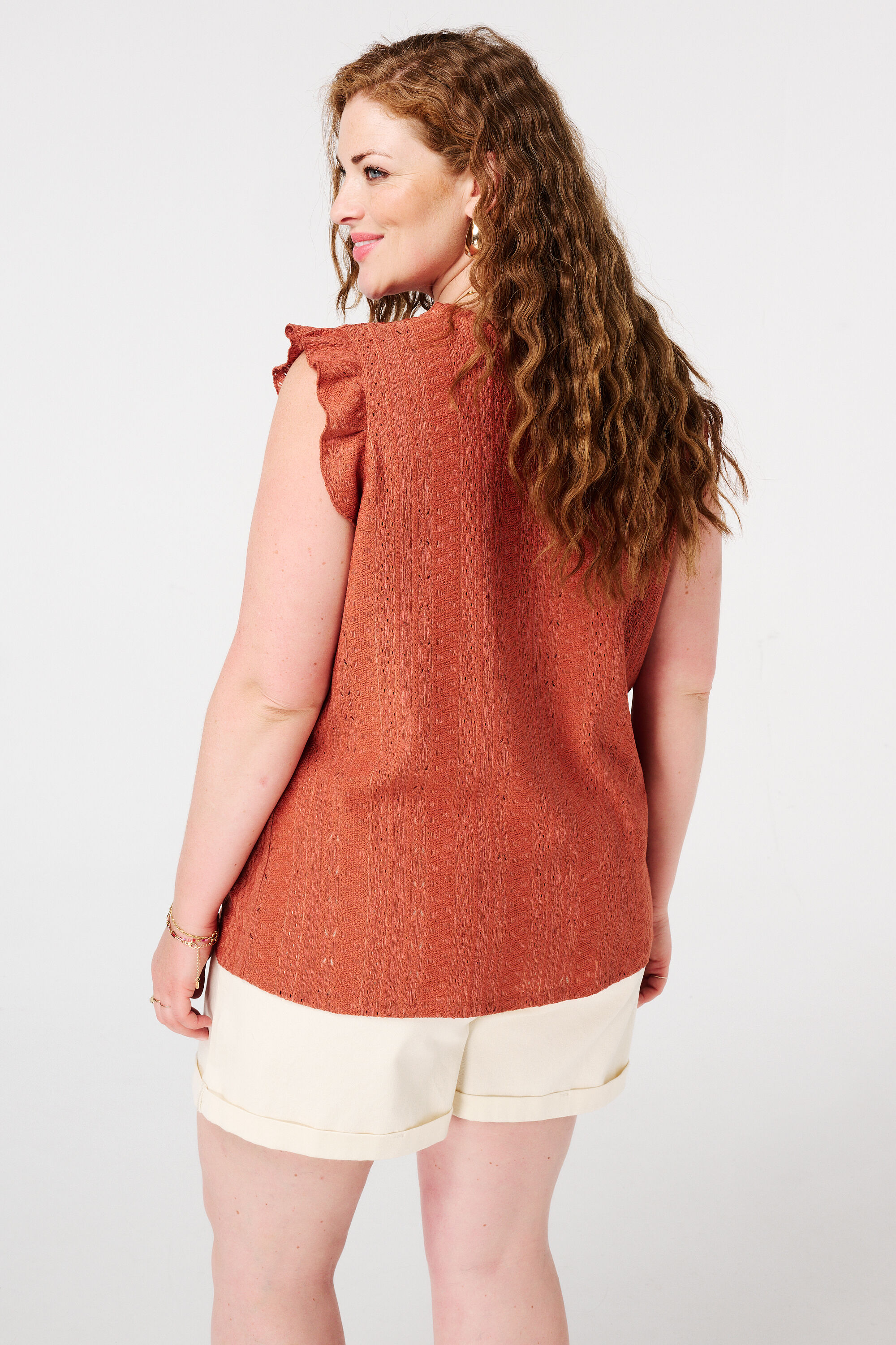 Haut brod&eacute; avec volants image number 3