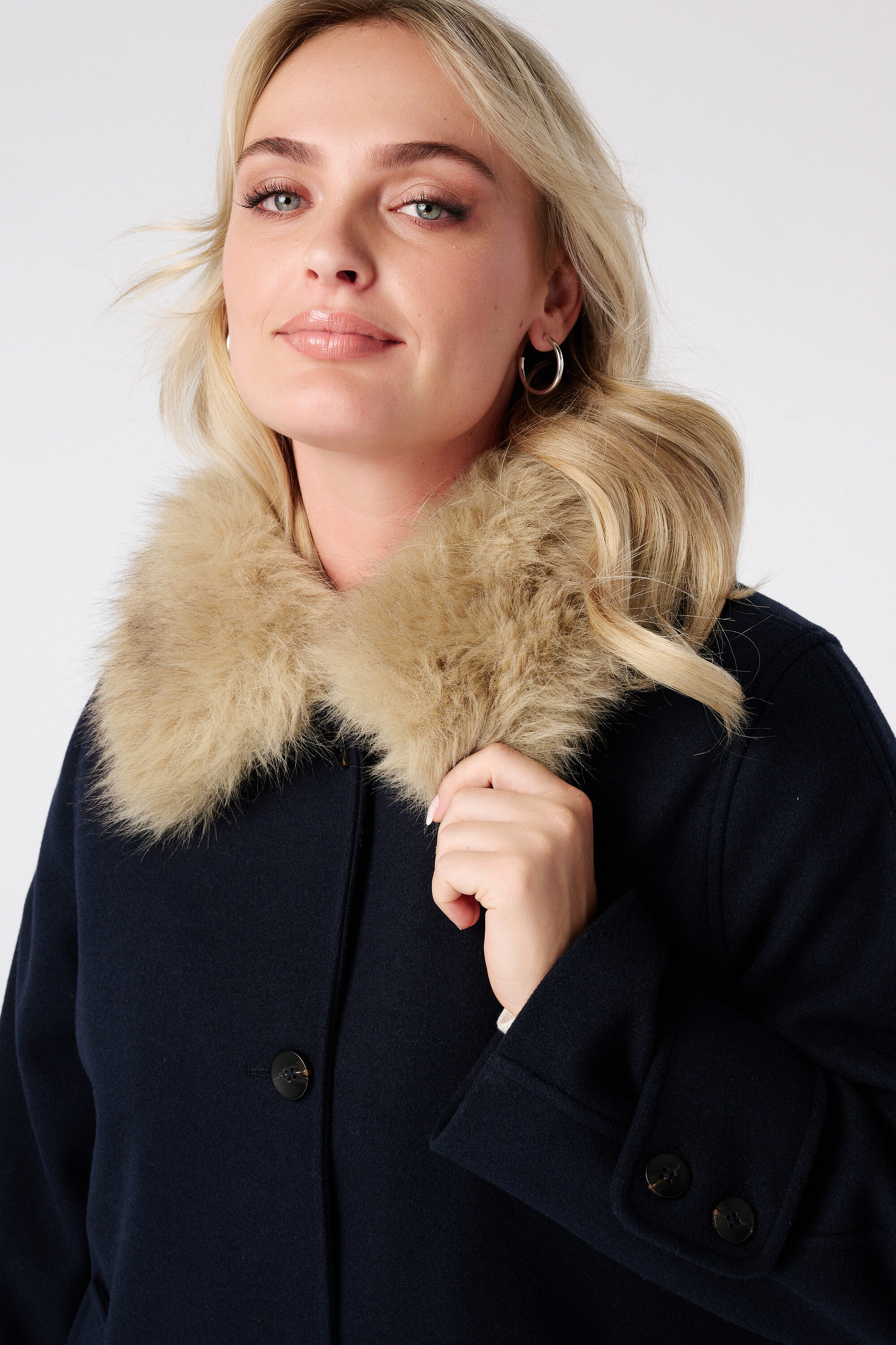Manteau avec col en fausse fourrure image number 4