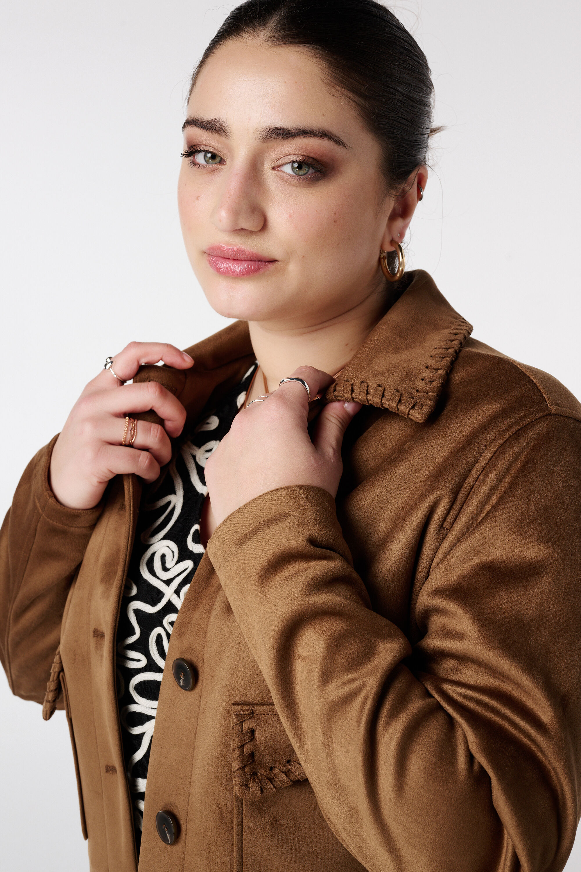 Veste courte effet su&eacute;dine avec surpiq&ucirc;res image number 4