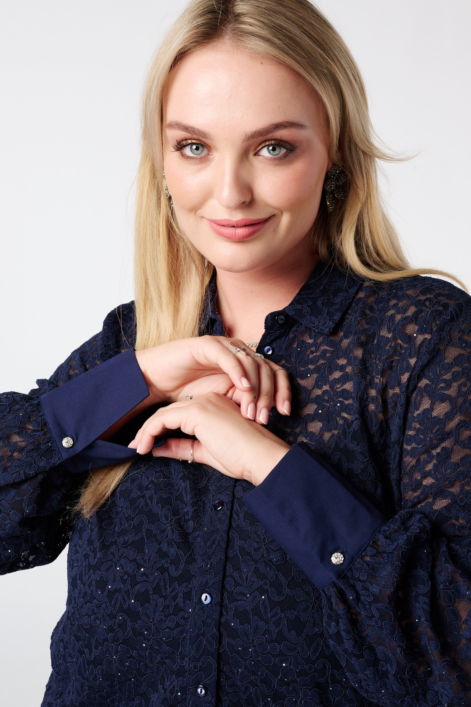 Top avec dentelle et paillettes image number 4