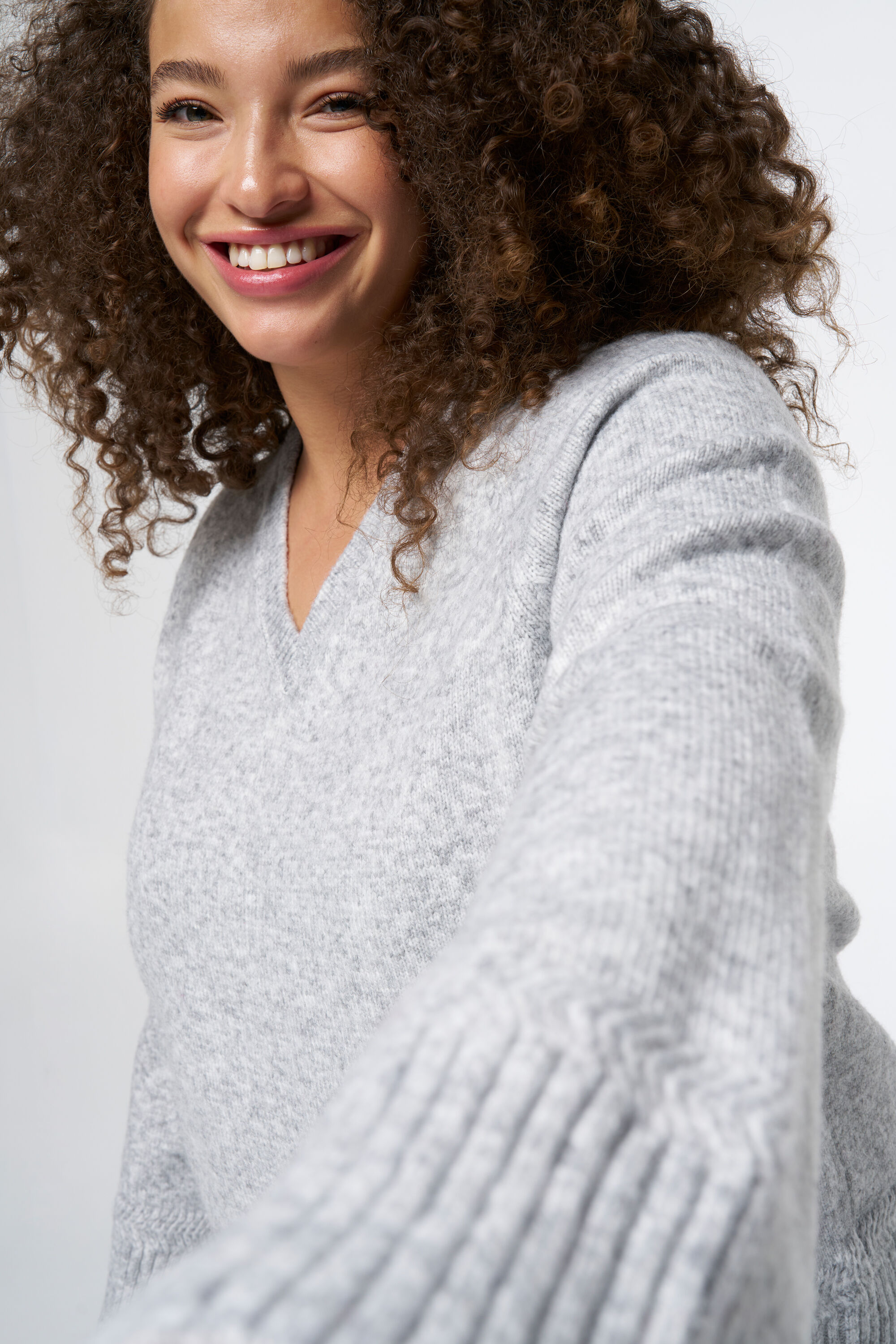 Pull en maille avec col en V image number 4