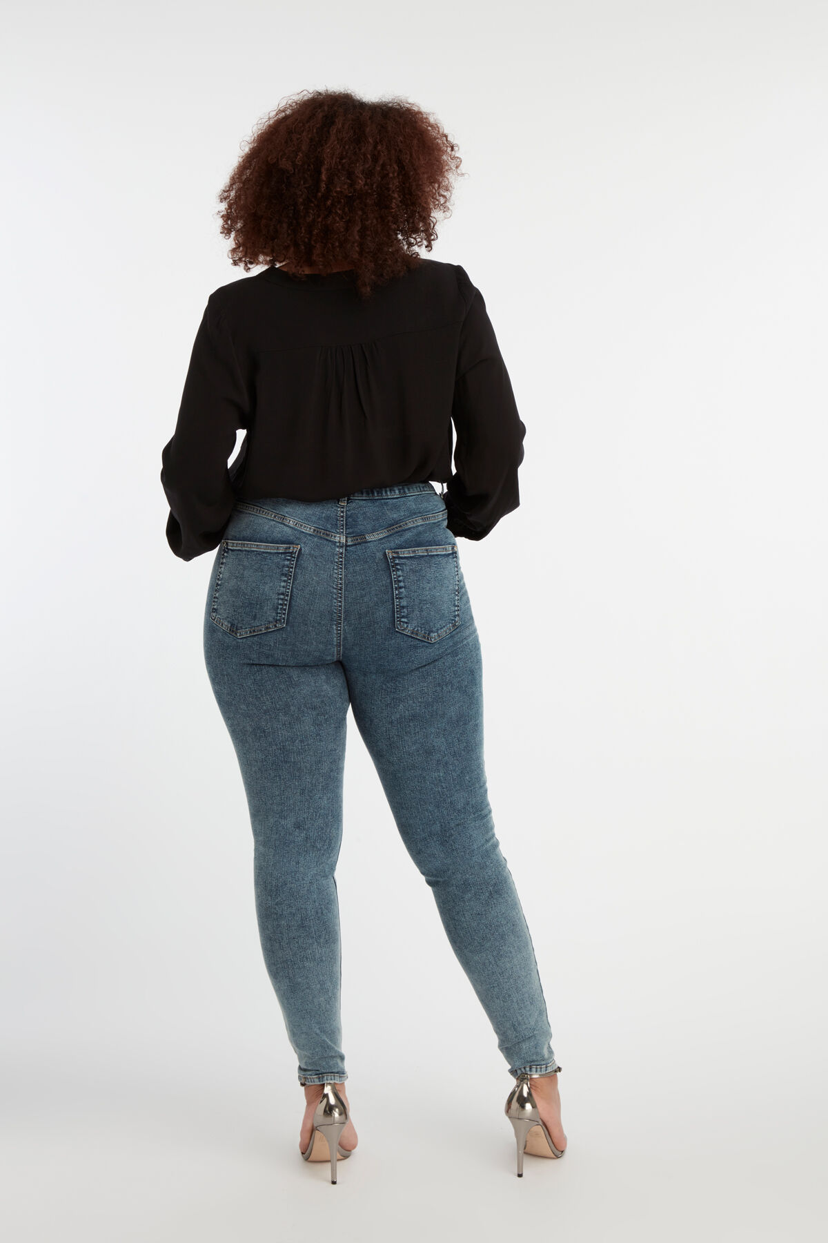 Skinny leg high waist CHERRY jeans image number 5