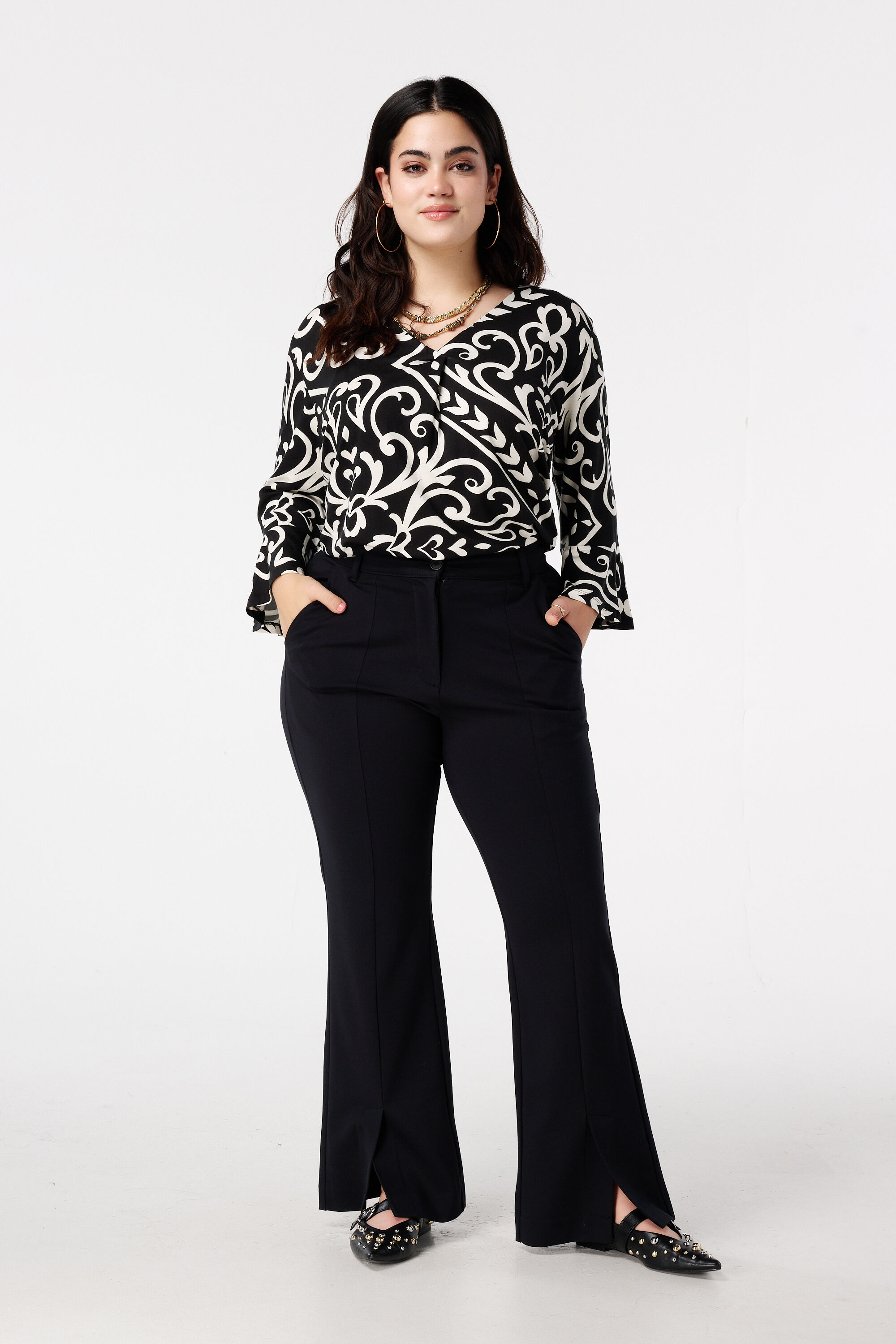 Pantalon &eacute;vas&eacute; avec fente