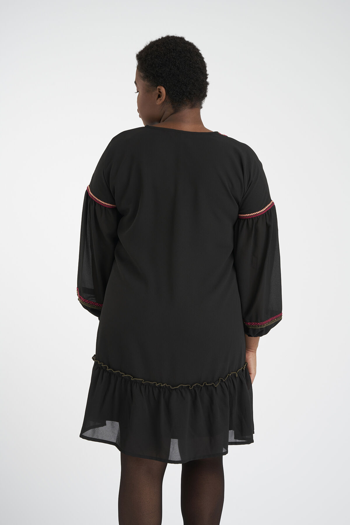 Robe au d&eacute;cor brod&eacute; image number 4