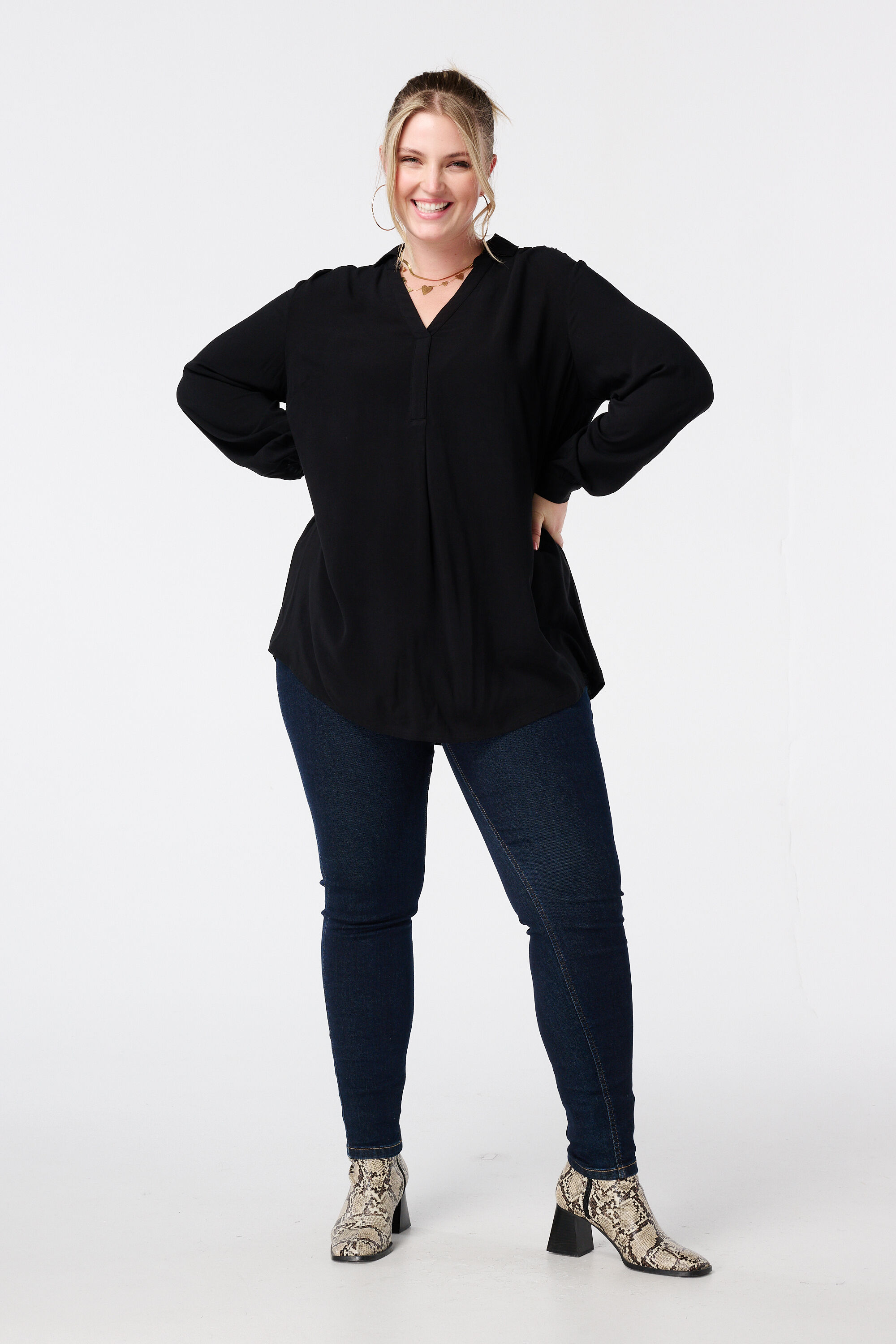 Blouse ample &agrave; col en V image number 5