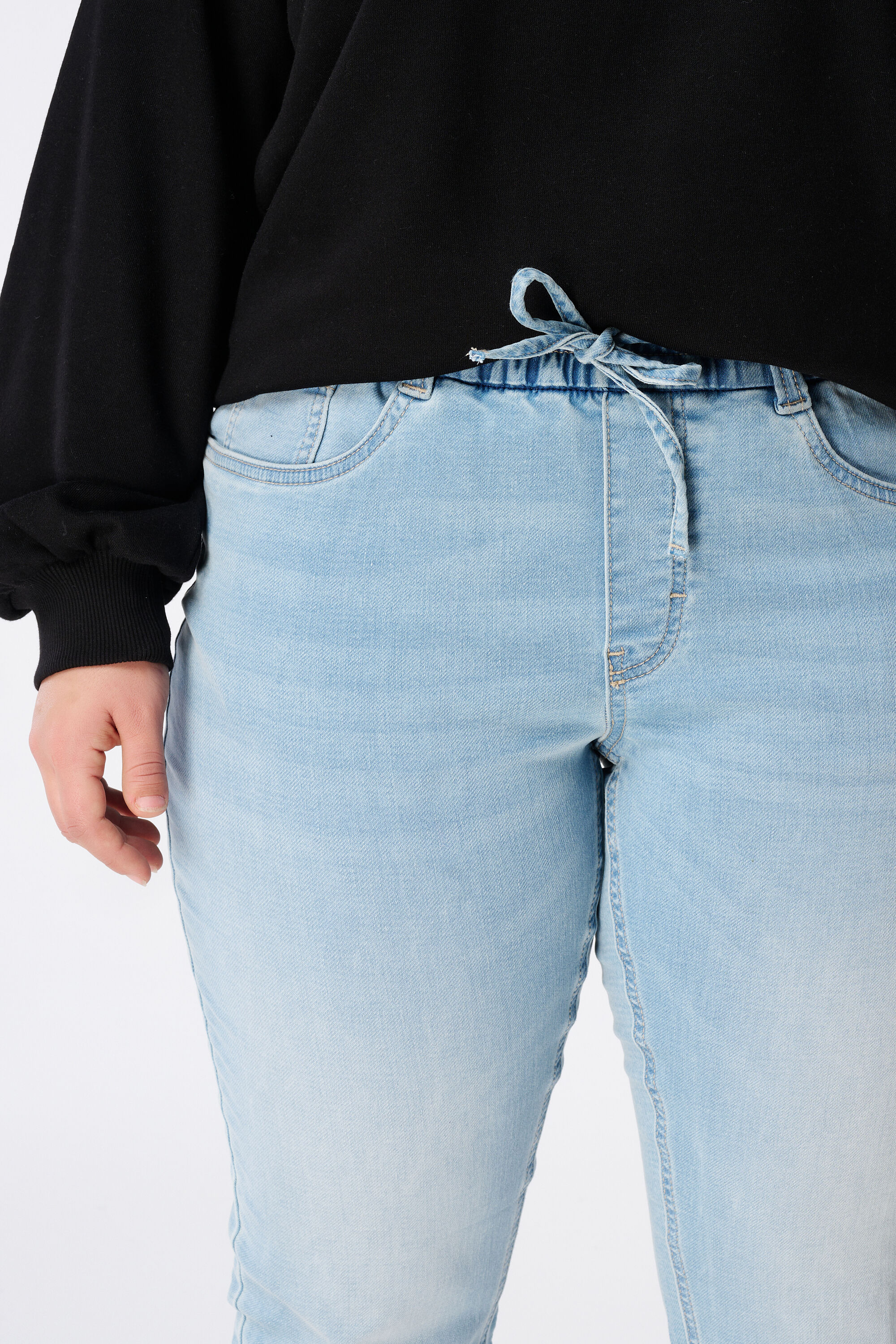 Pantalon jogger en denim image number 5