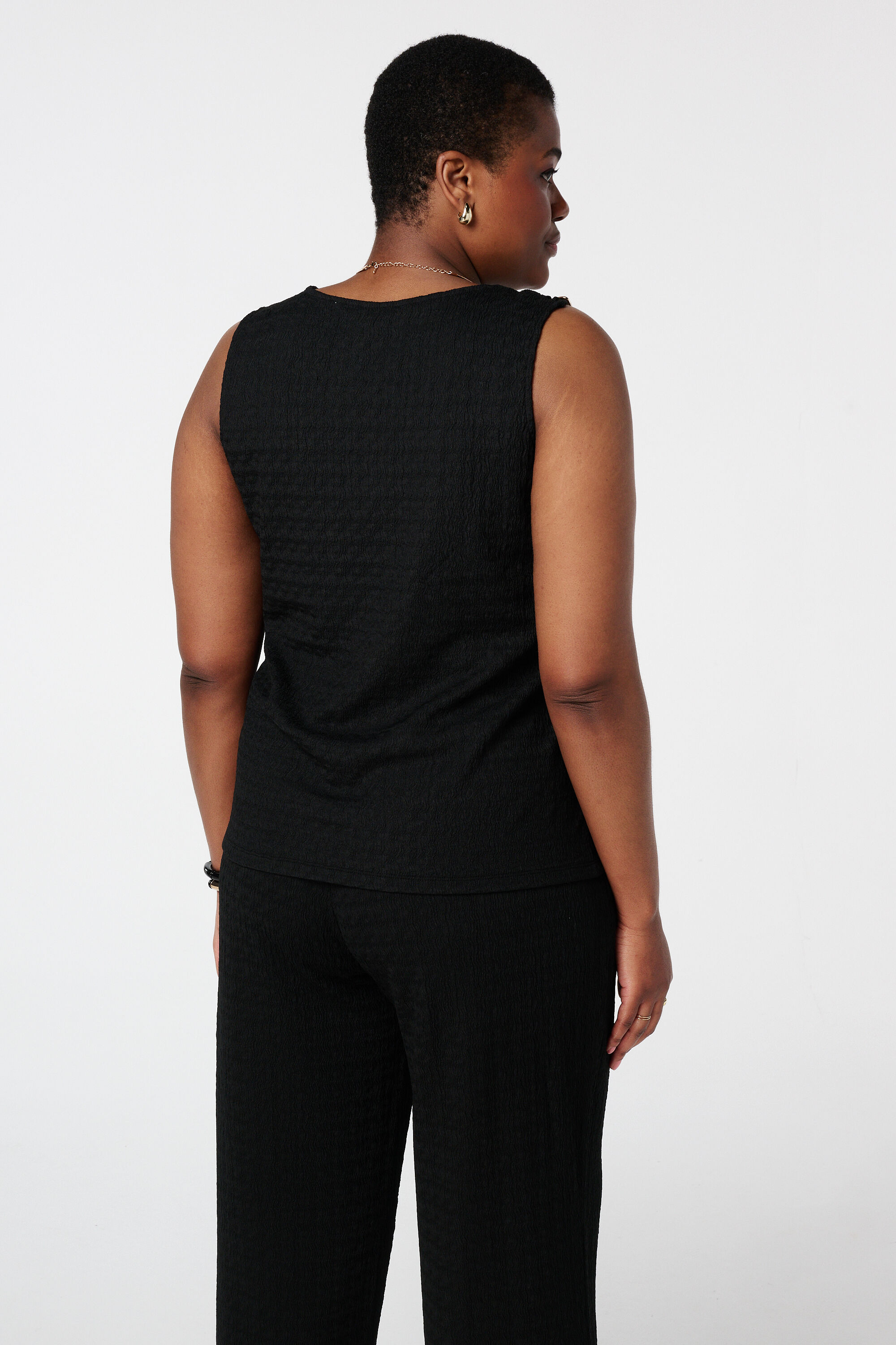 Top noir avec boucle d&eacute;corative et tissu textur&eacute; image number 3