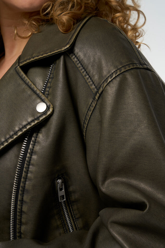 Une veste de style biker oversized au look en cuir image 4