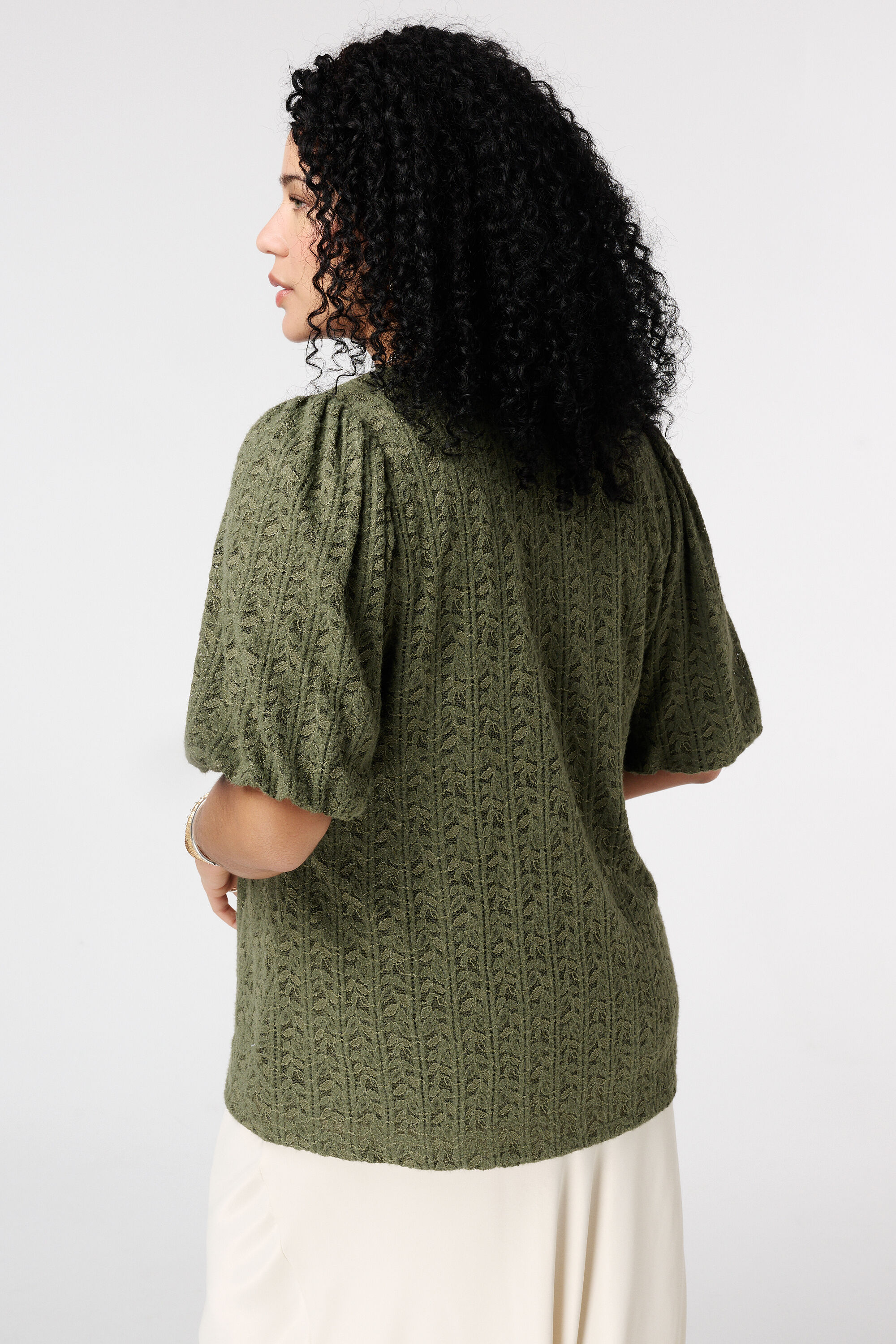 Top en dentelle avec manches bouffantes image number 3