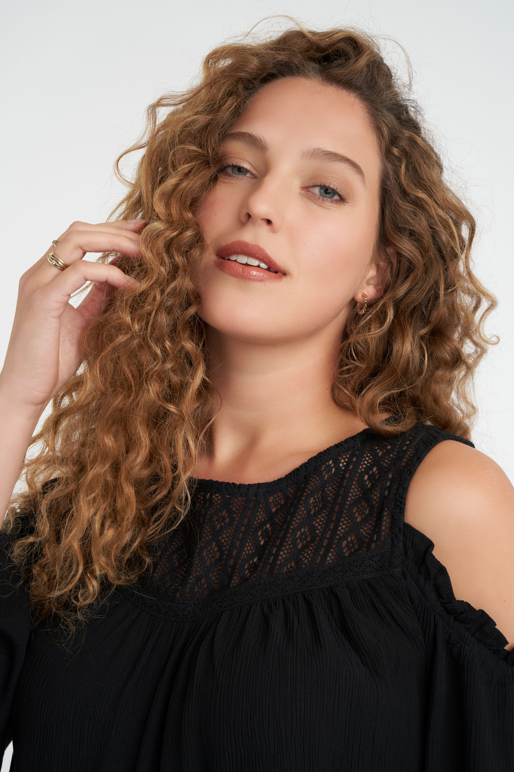 Chemisier &agrave; &eacute;paules d&eacute;nud&eacute;es image number 4