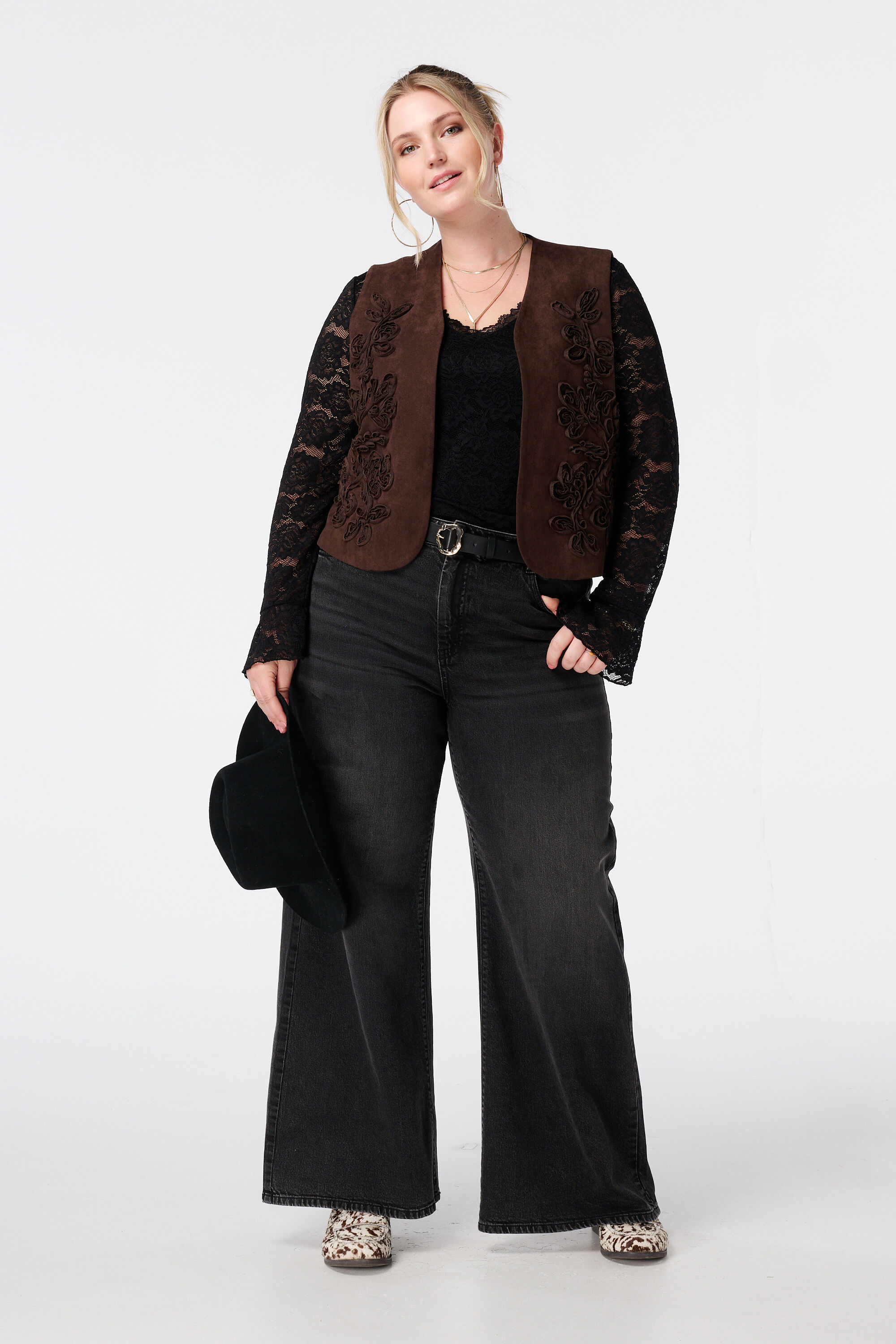 Gilet en su&egrave;de avec broderies image number 5