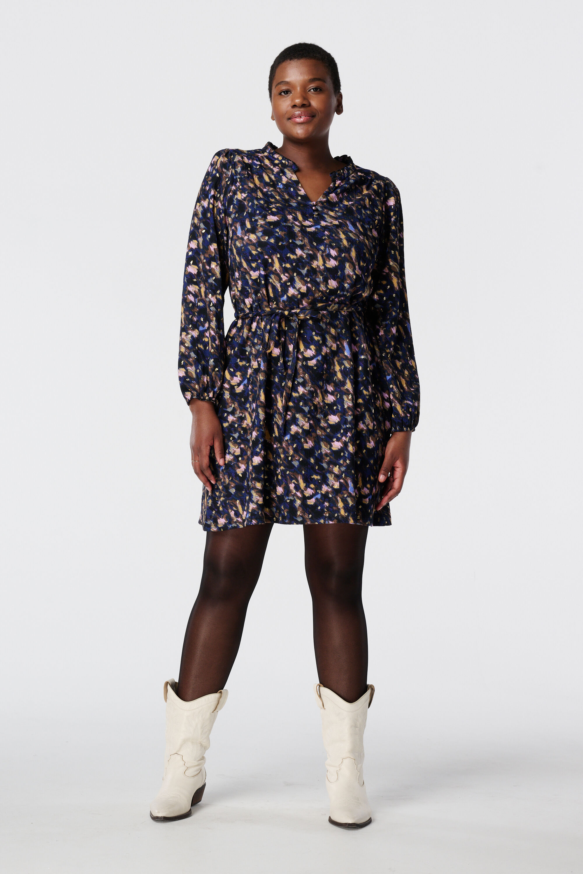 Robe aux d&eacute;tails dor&eacute;s image number 5