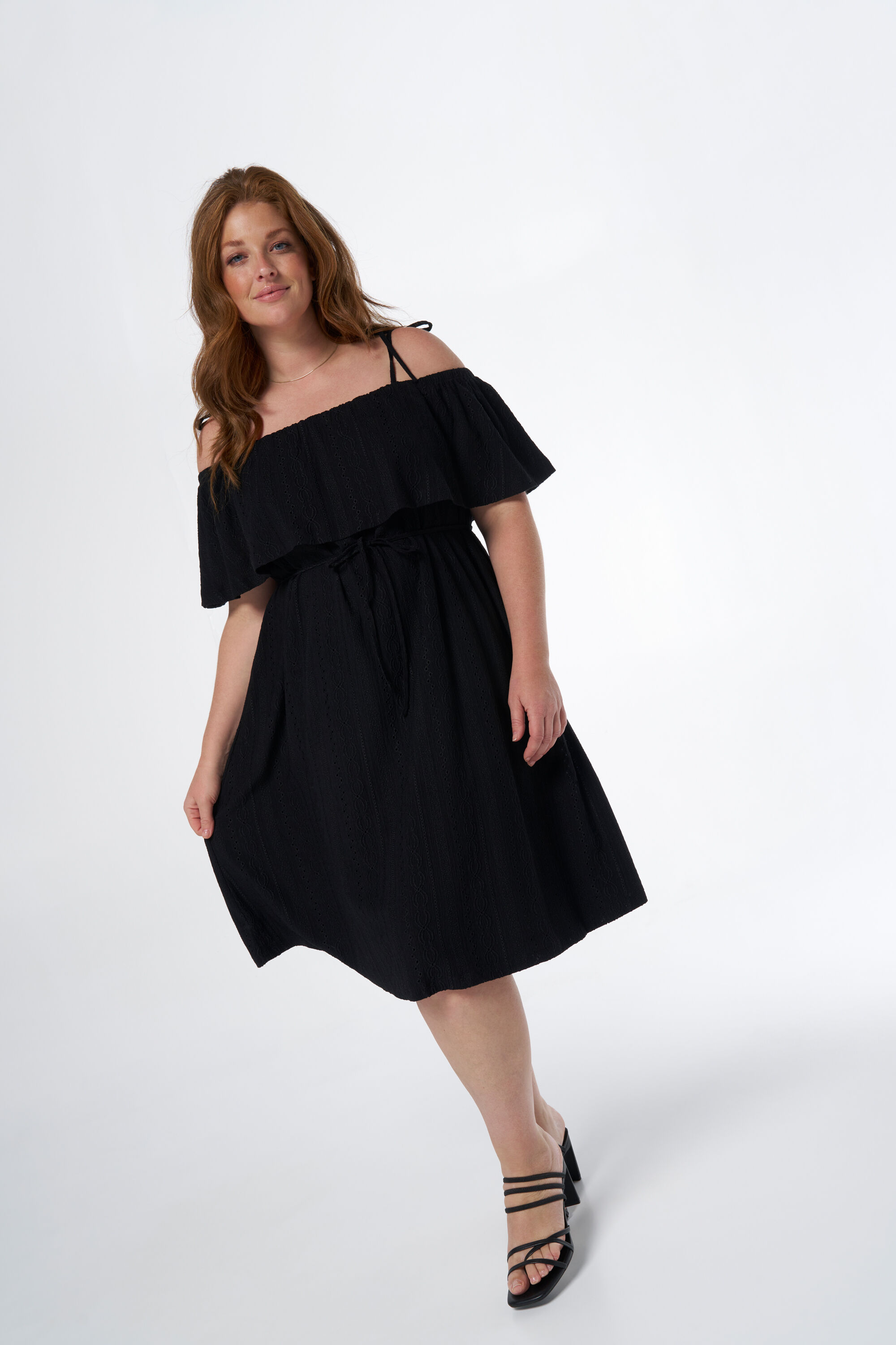 Robe &agrave; &eacute;paules ajour&eacute;es avec n&oelig;ud fantaisie image number 5