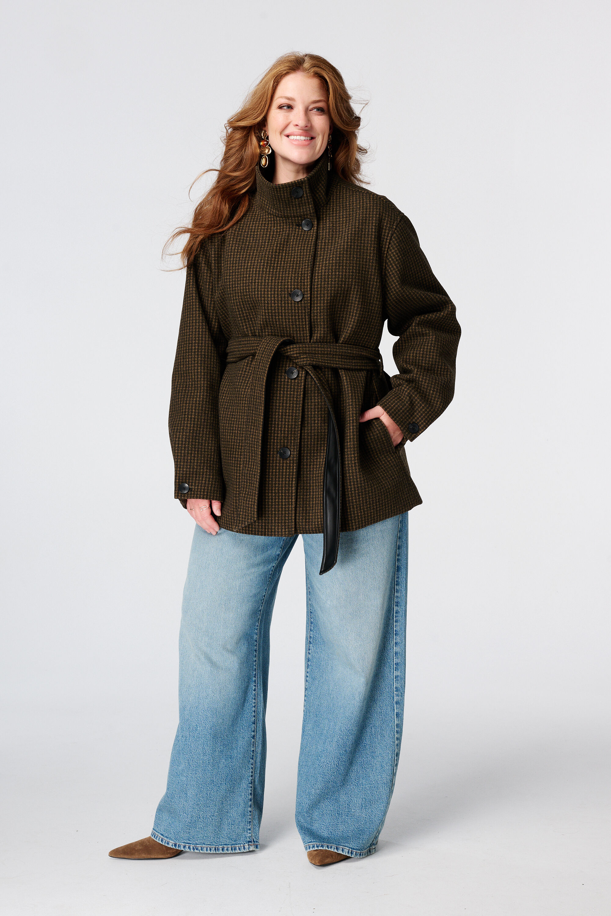 Manteau mi long &agrave; carreaux avec col montant image number 5