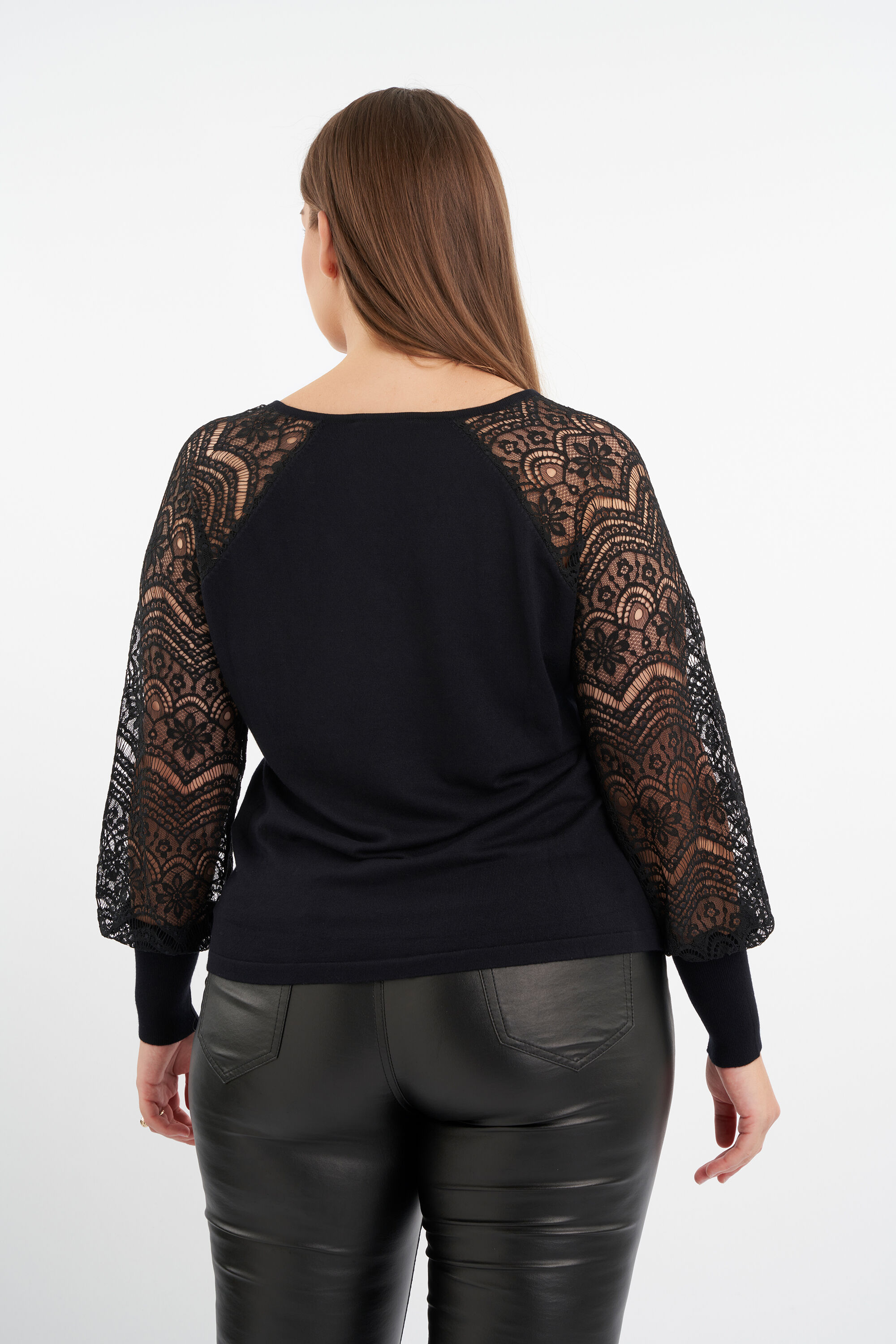 Pull aux manches d&eacute;cor&eacute;es en dentelle image number 3