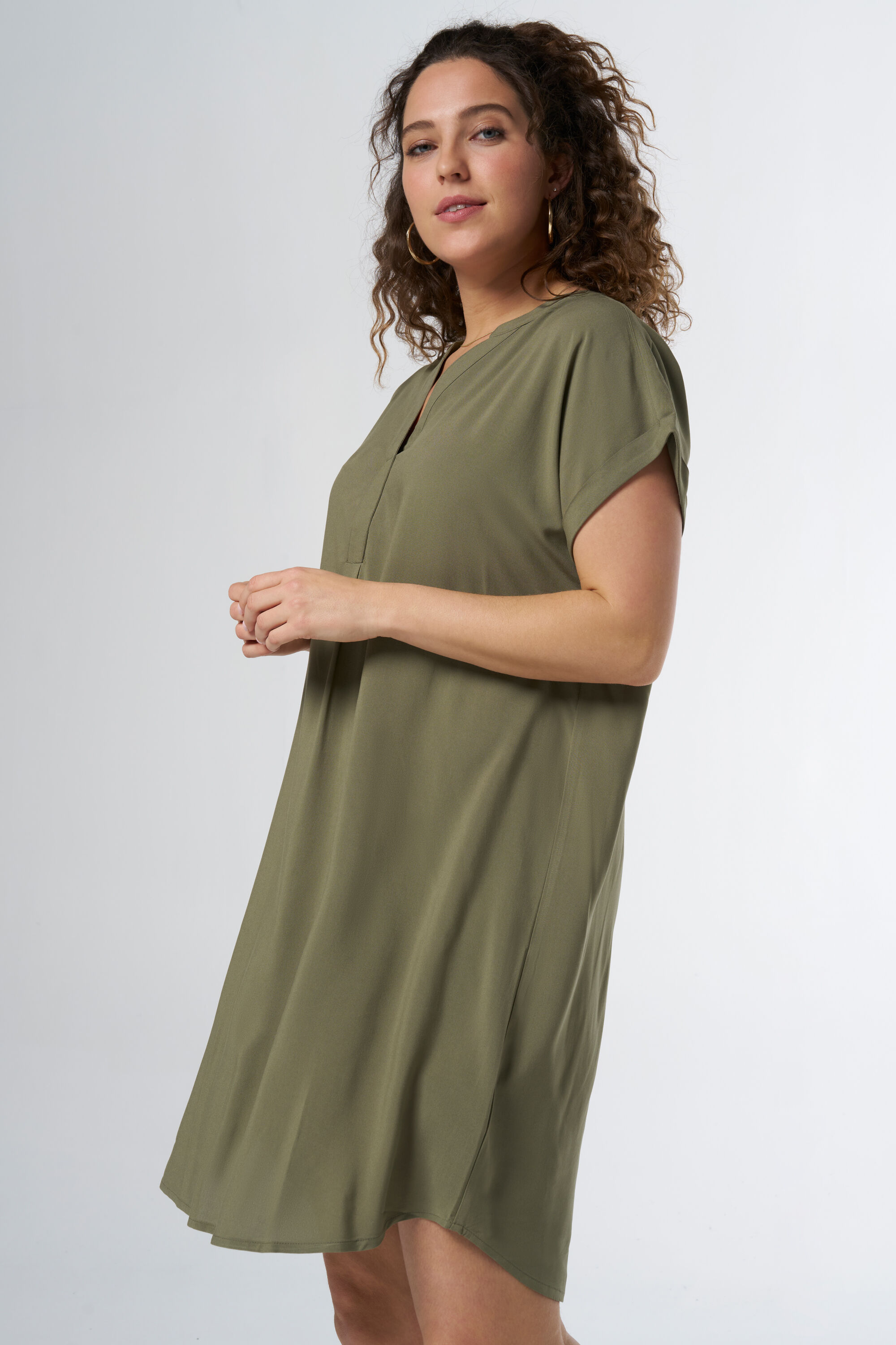 Robe ample avec col en V  image number 5