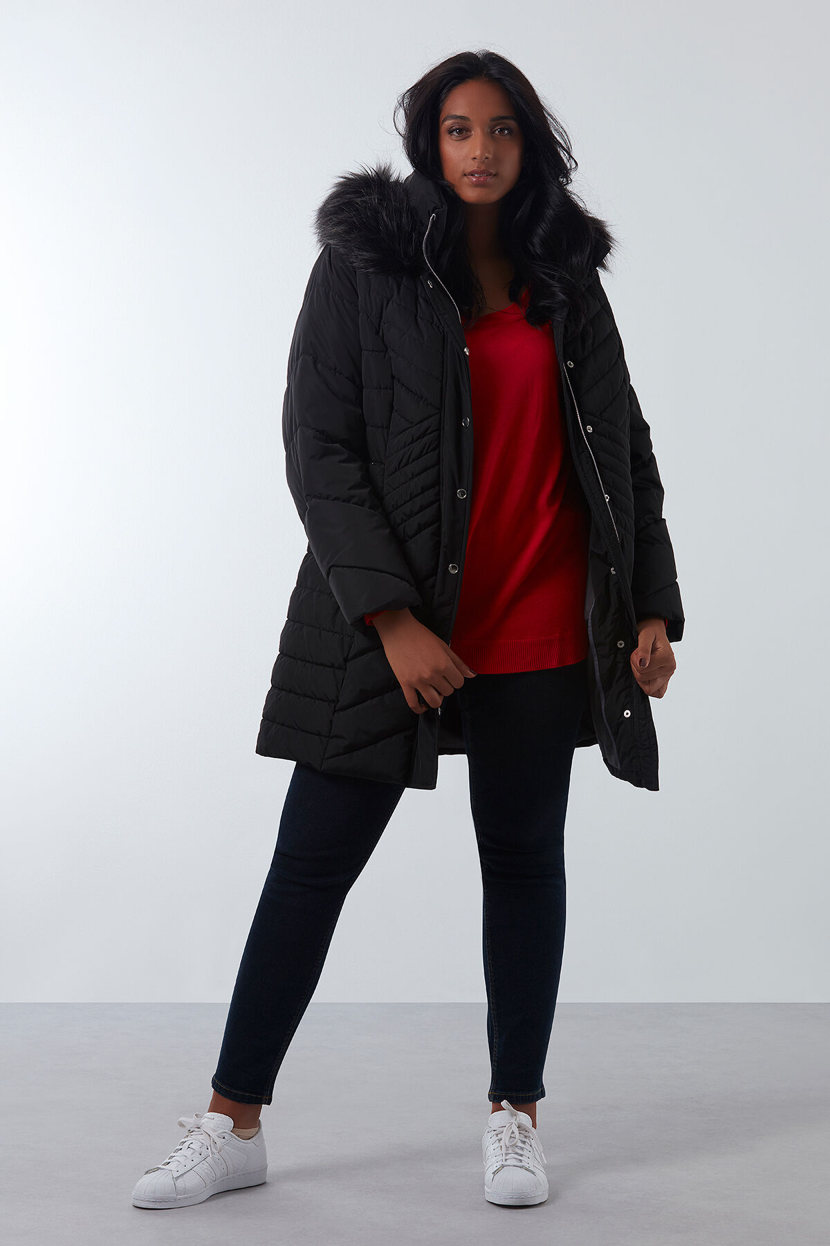 Manteau d&rsquo;hiver matelass&eacute; avec col en fausse fourrure image number 4