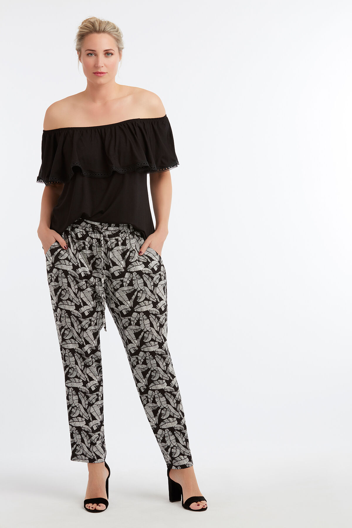 Haut &agrave; &eacute;paules d&eacute;nud&eacute;es avec volant image number 3