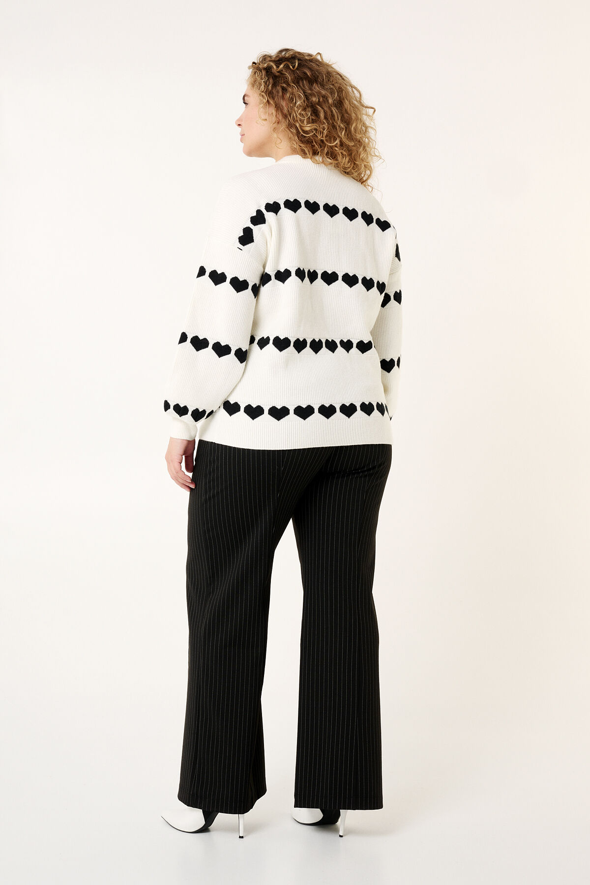 Pull en maille orn&eacute; de c&oelig;urs image number 3