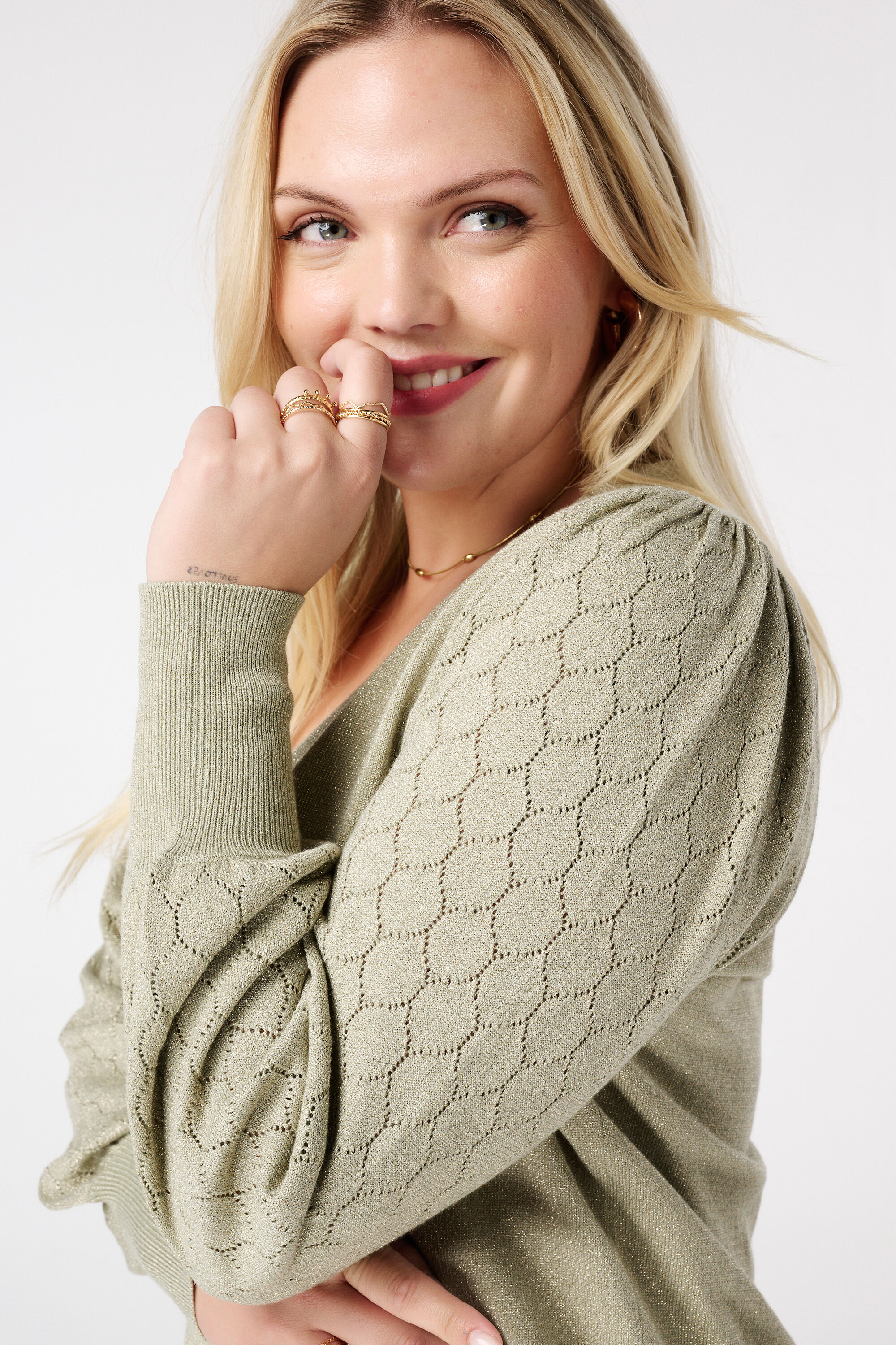 Pull avec lurex et d&eacute;tails sur les manches image number 4