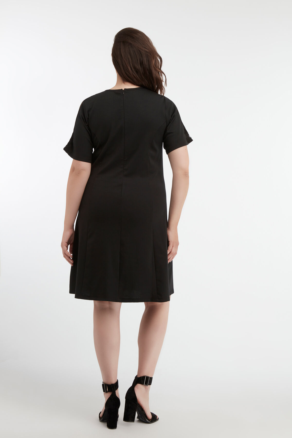 Robe avec un col en dentelle    image number 3