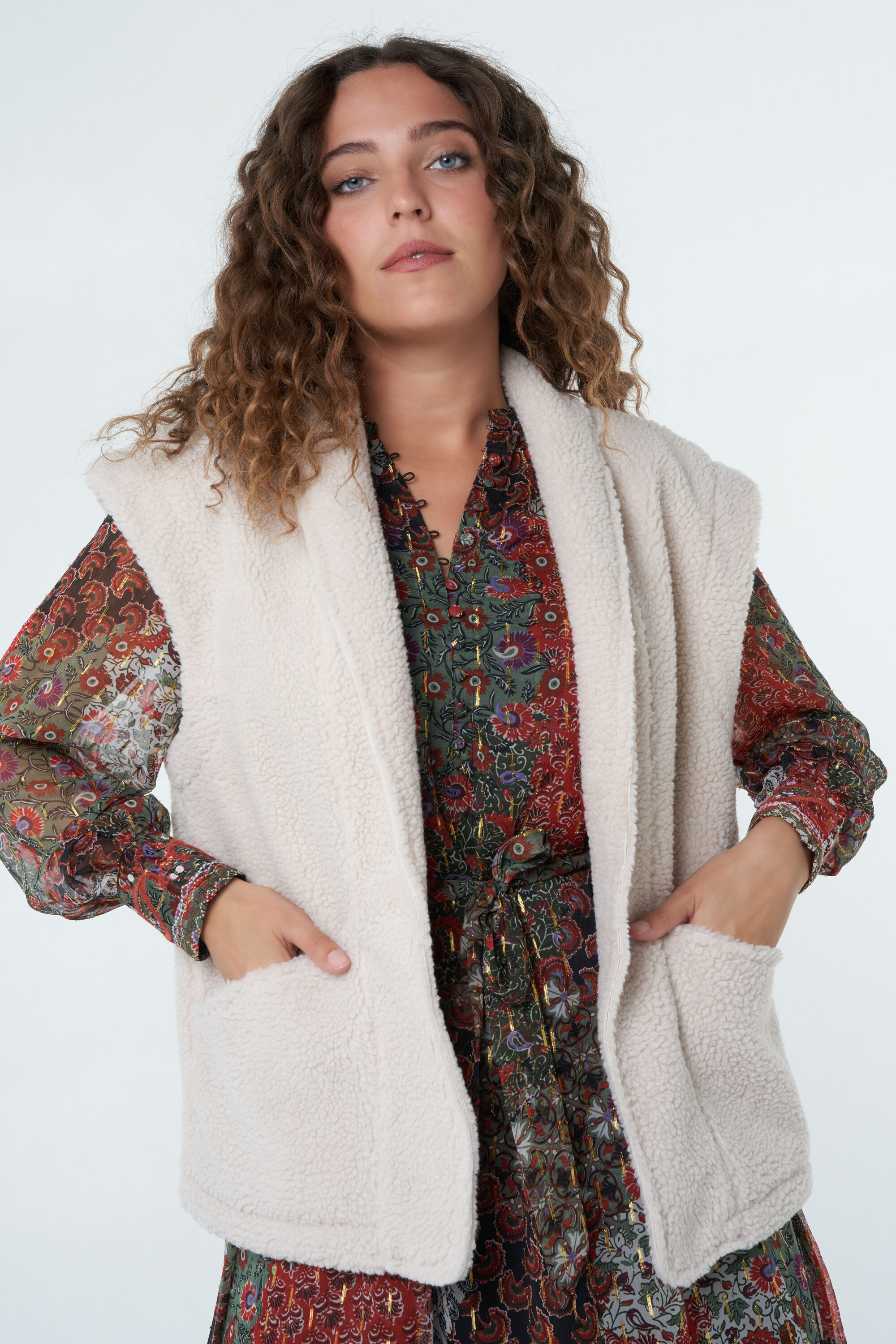 Gilet sans manches en fausse fourrure  image number 7