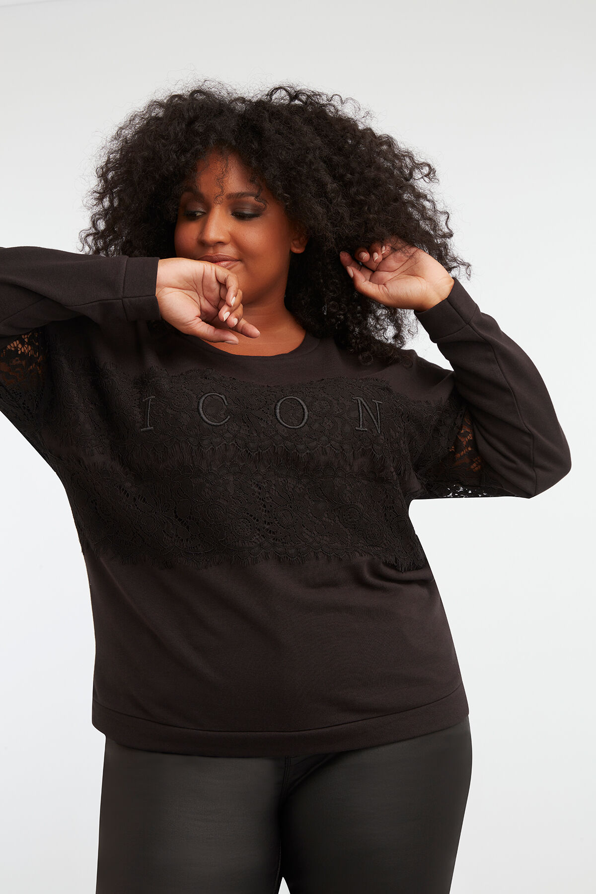 Pull aux d&eacute;cors dentel&eacute;s   image number 3