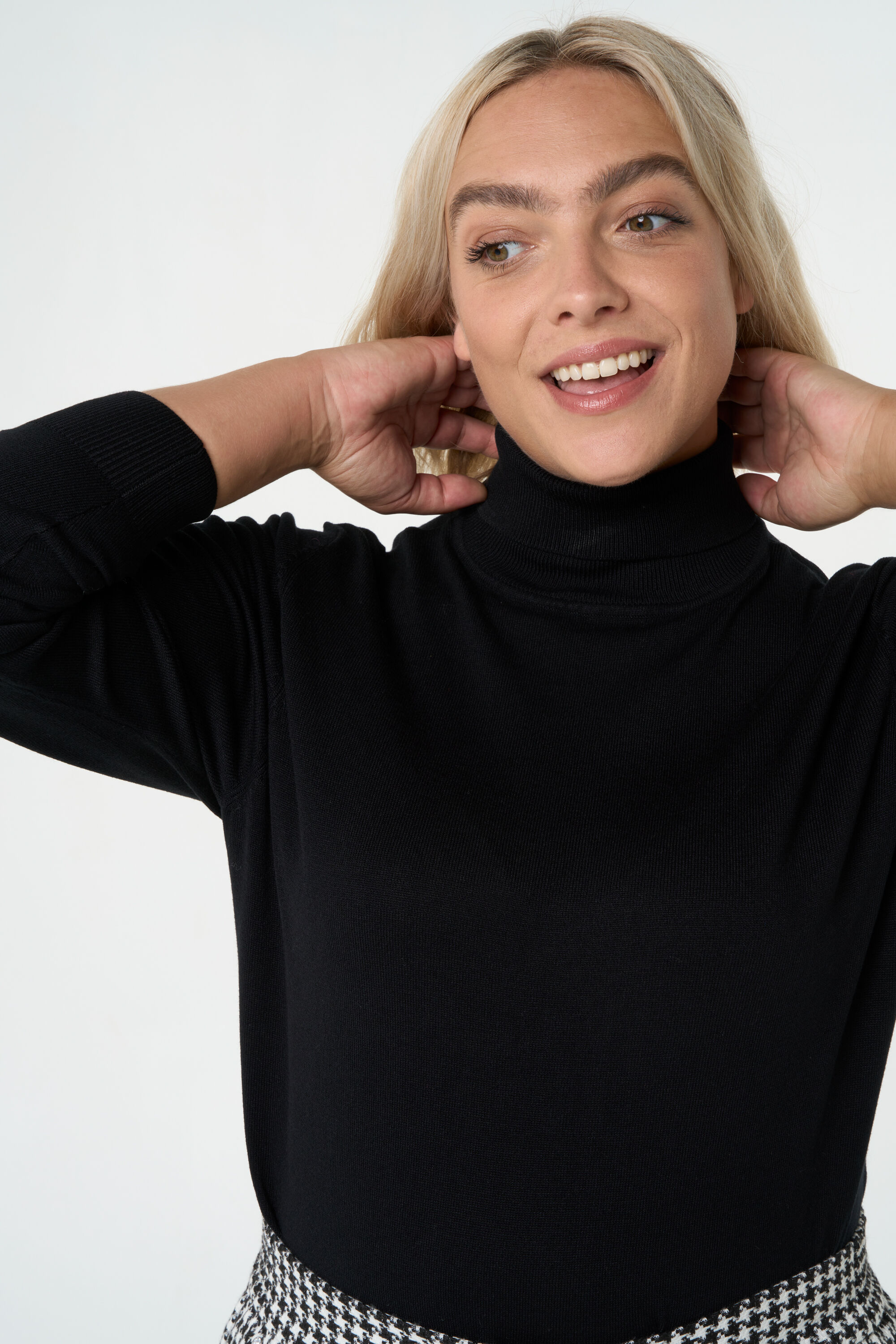 Col roul&eacute; en maille fine image number 5