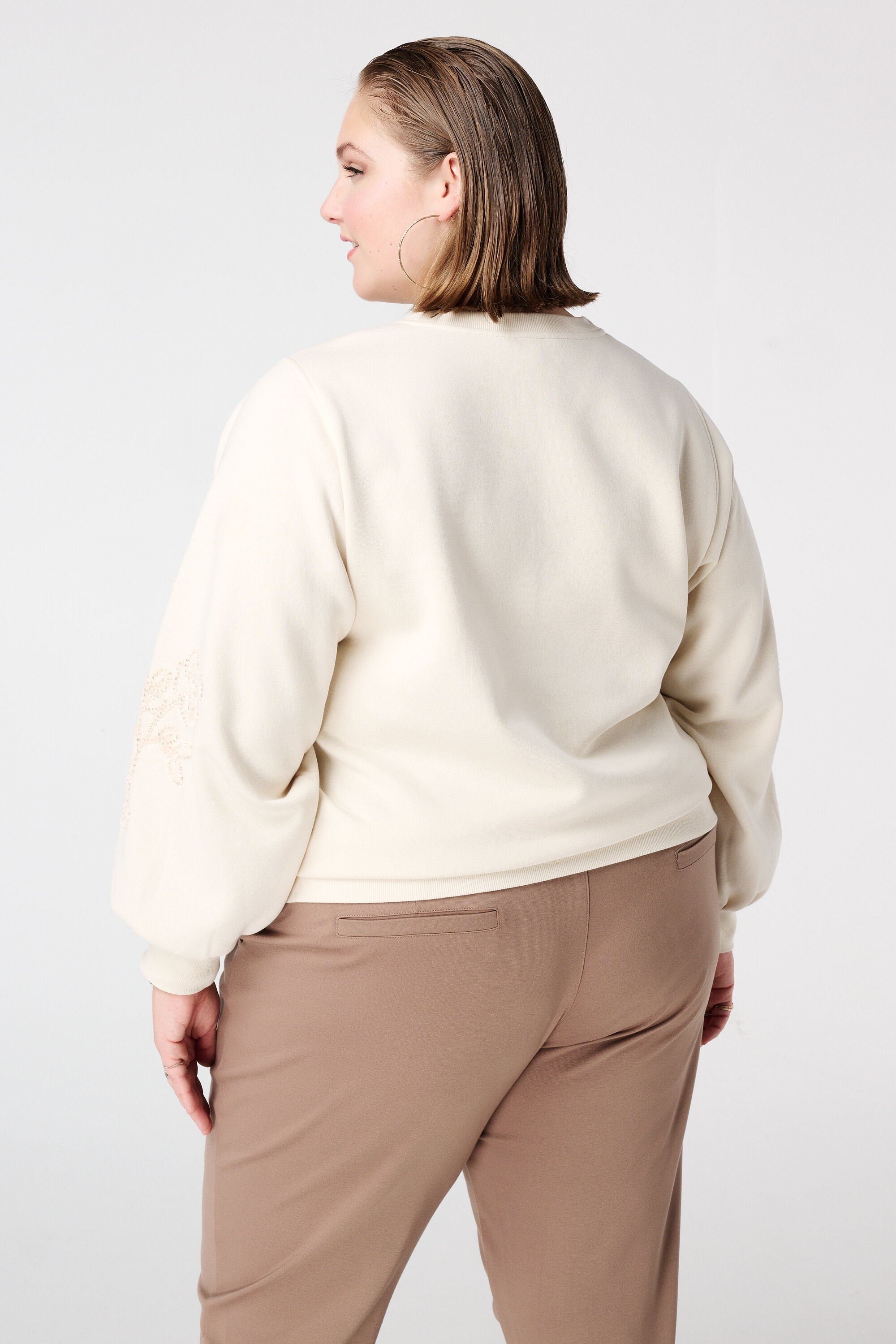 Pull avec broderies d&eacute;licates sur les manches image number 3