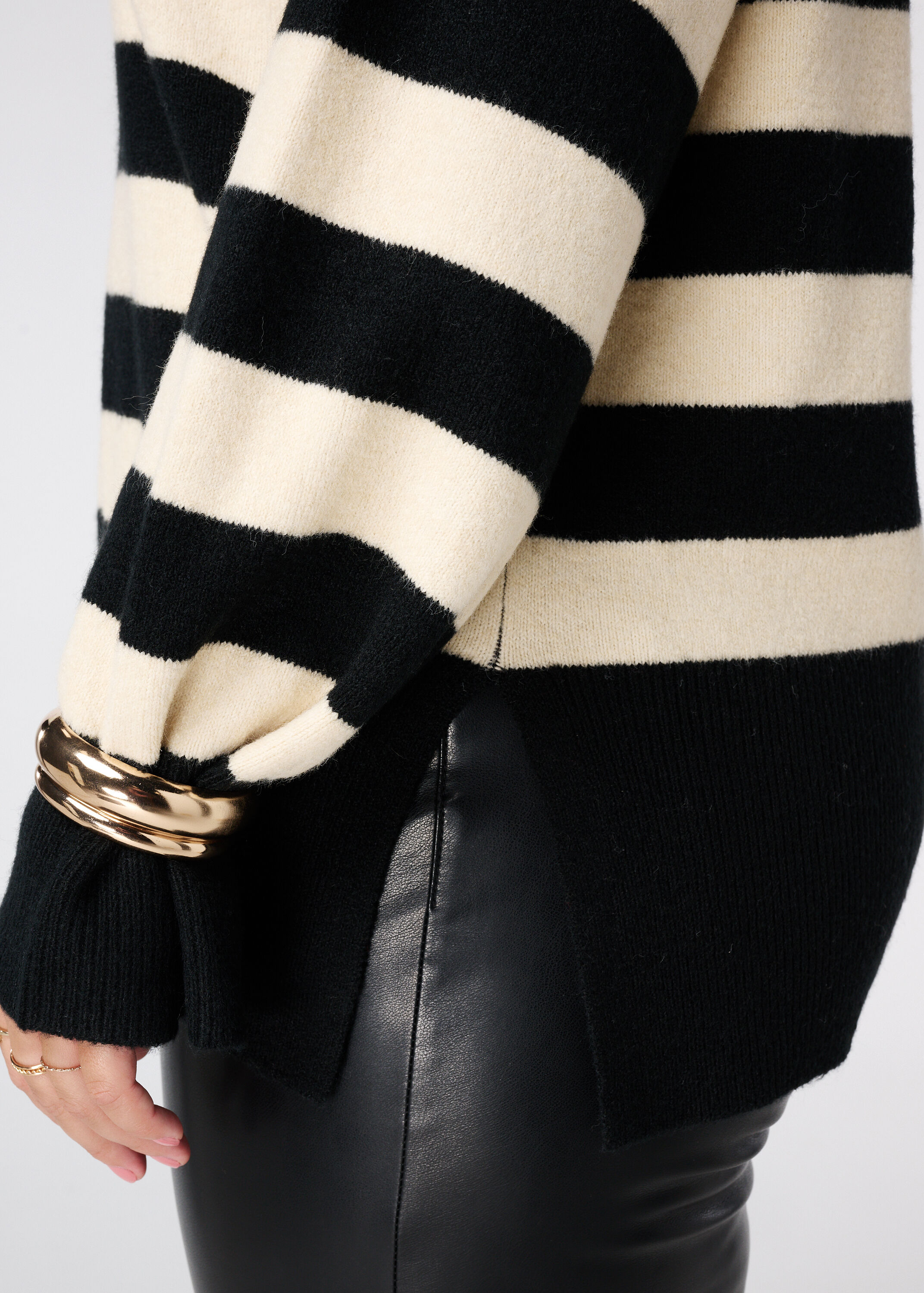 Pull tricot&eacute; &agrave; rayures et fente image number 6