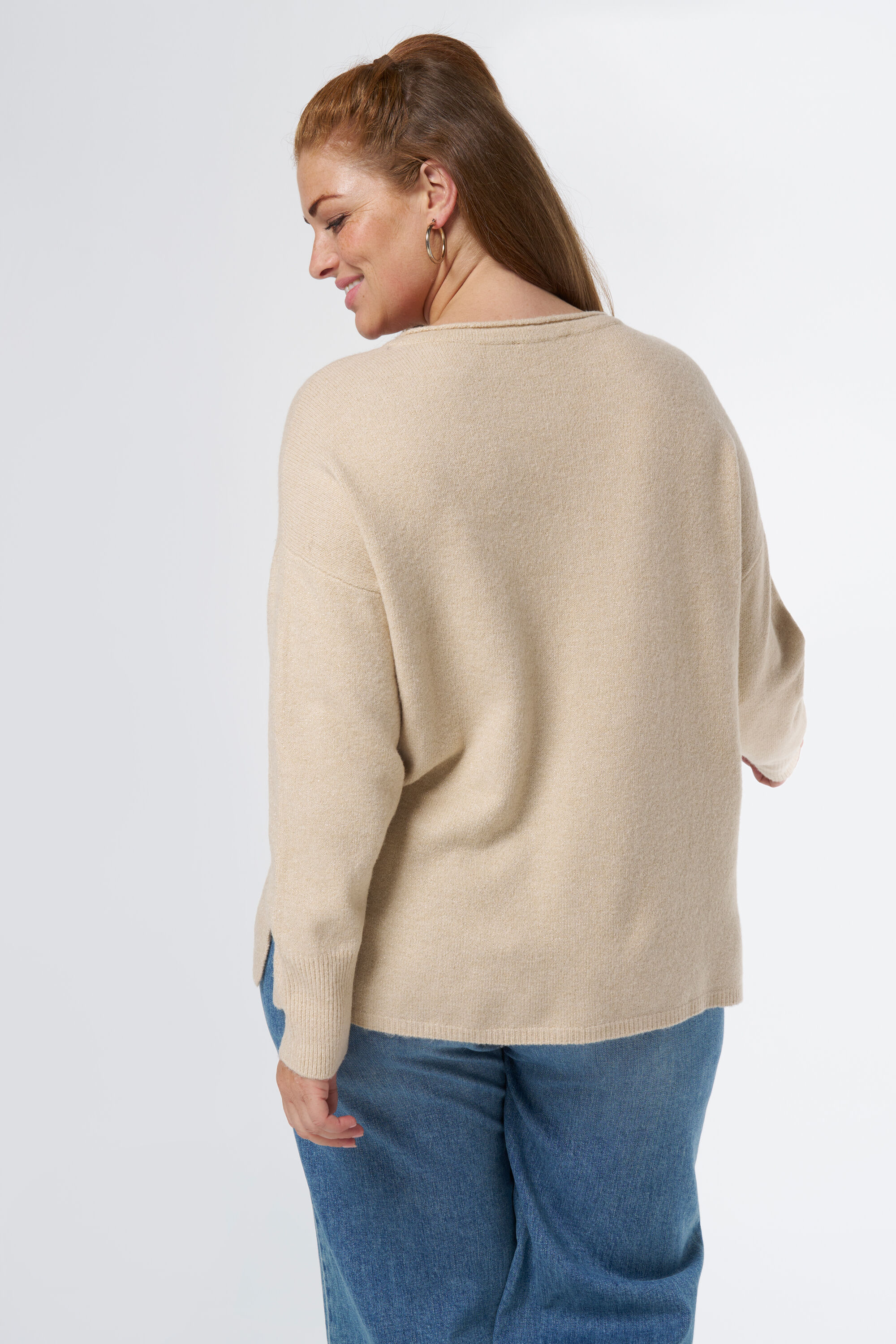 Pull avec d&eacute;tails &agrave; paillettes image number 3