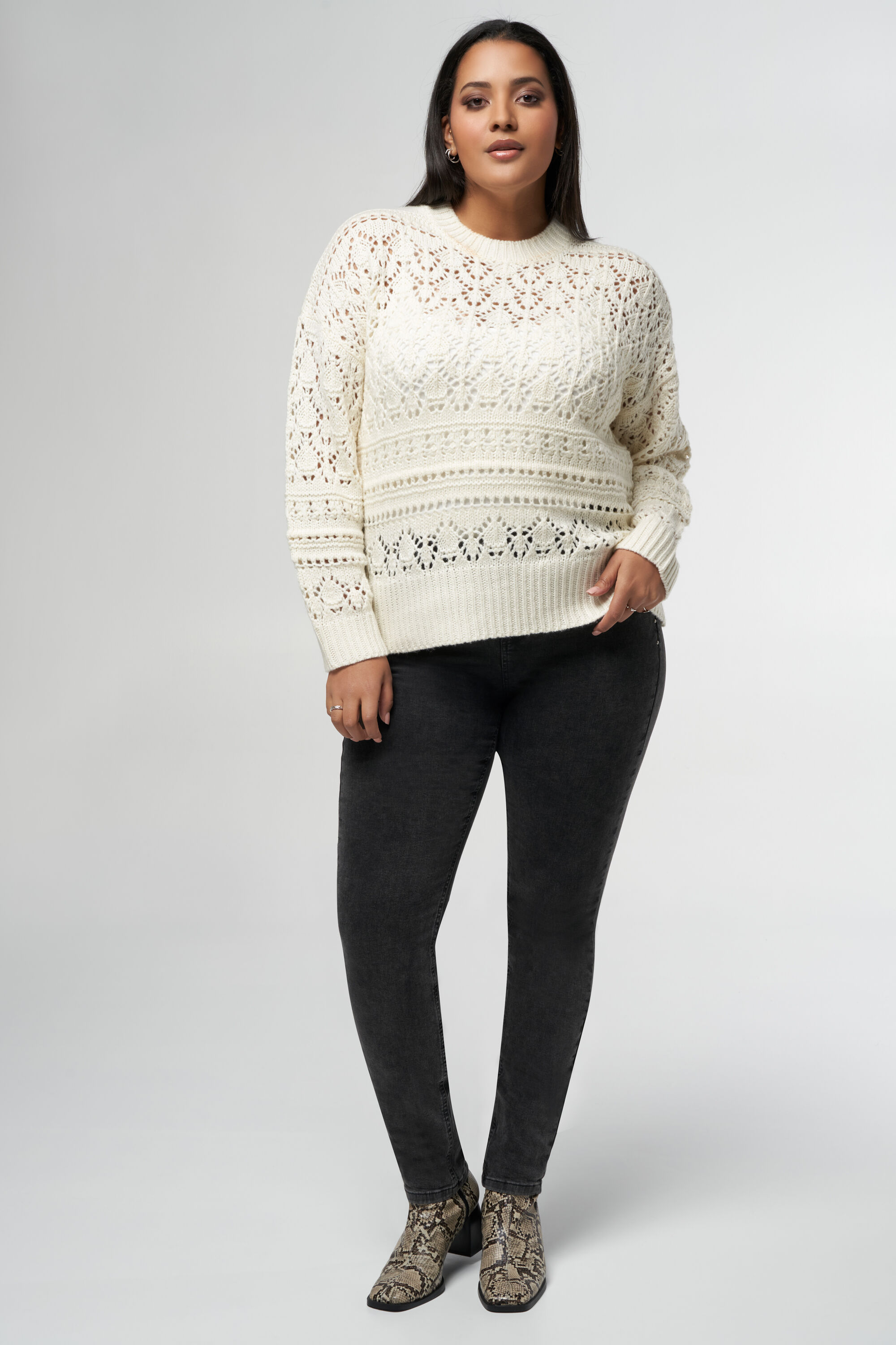 Pull en maille avec motif ajour&eacute;  image number 5